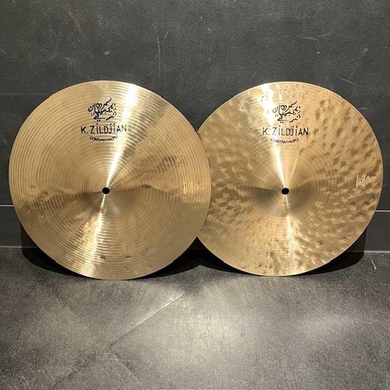 ■商品紹介限定生産 K Constantinople Light Hihat 14''の登場です。- K Constantinople -1998年に登場して以降、世界中のドラマーを魅了してきたZildjianのシンバルシリーズ。ハイハットシンバルのバリエーションは、発売以来ひとつだけだったのはご存じでしょうか。Zildjian社に協力を仰ぎ実現したこちらは、ラインナップを支えた既存モデルよりも薄く仕上げられたLight Hihat。もう一つの可能性。イケベ50周年記念モデルとして数量限定で販売させていただきます。-Zildjianによる解説-14インチ Kコンスタンティノープル・ライト・ハイハットは、従来モデルよりも薄い設計により、ローピッチな基音と軽やかなサウンドを実現しています。オープン時には、ほのかなスプラッシュ感が加わるのも特徴です。繊細なタッチにもしっかりと反応し、打感の繊細さと上品な煌めきを感じ取ることができます。また、Kコンスタンティノープル・クラッシュと同様の最新ハンマリングにより、豊かなダーク・オーバートーンが広がる奥行きのあるサウンドレンジを備えています。ライトウェイトでありながら高いレスポンスと広いダイナミックレンジを持ち、ジャンルを問わず自然に溶け込む、汎用性の高いハイハットです。サイズ：14インチ・ペアウェイト：Top 約849g / Bottom 約1145g※店頭にて展示、試打を解禁しております為、打痕や指紋汚れ等が発生する場合がございます。予めご了承下さい。検索キーワード：イケベカテゴリ_ドラム_シンバル_ハイハット_Zildjian_K Constantinople_新品 SW_Zildjian_新品 JAN:0642388333693 登録日:2026/03/09 シンバル ジルジャン Kコンスタンチノープル