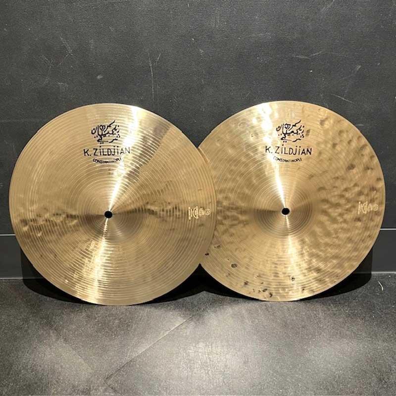 ■商品紹介限定生産 K Constantinople Light Hihat 14''の登場です。- K Constantinople -1998年に登場して以降、世界中のドラマーを魅了してきたZildjianのシンバルシリーズ。ハイハットシンバルのバリエーションは、発売以来ひとつだけだったのはご存じでしょうか。Zildjian社に協力を仰ぎ実現したこちらは、ラインナップを支えた既存モデルよりも薄く仕上げられたLight Hihat。もう一つの可能性。イケベ50周年記念モデルとして数量限定で販売させていただきます。-Zildjianによる解説-14インチ Kコンスタンティノープル・ライト・ハイハットは、従来モデルよりも薄い設計により、ローピッチな基音と軽やかなサウンドを実現しています。オープン時には、ほのかなスプラッシュ感が加わるのも特徴です。繊細なタッチにもしっかりと反応し、打感の繊細さと上品な煌めきを感じ取ることができます。また、Kコンスタンティノープル・クラッシュと同様の最新ハンマリングにより、豊かなダーク・オーバートーンが広がる奥行きのあるサウンドレンジを備えています。ライトウェイトでありながら高いレスポンスと広いダイナミックレンジを持ち、ジャンルを問わず自然に溶け込む、汎用性の高いハイハットです。サイズ：14インチ・ペアウェイト：Top 約872g / Bottom 約1181g※店頭にて展示、試打を解禁しております為、打痕や指紋汚れ等が発生する場合がございます。予めご了承下さい。検索キーワード：イケベカテゴリ_ドラム_シンバル_ハイハット_Zildjian_K Constantinople_新品 SW_Zildjian_新品 JAN:0642388333693 登録日:2026/03/09 シンバル ジルジャン Kコンスタンチノープル