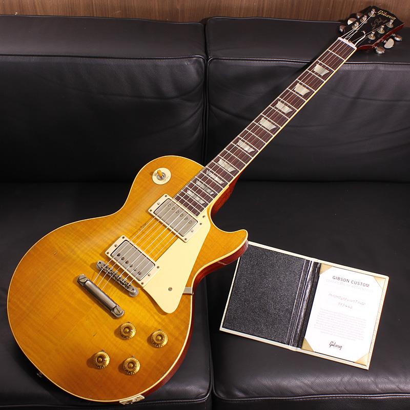 ■商品紹介Gibson社のCEO、Cesar Gueikian氏とのミーティングから実現した日本限定のスペシャルモデルが入荷！Cesar氏が所有するオリジナルバーストはKirk Hammettが所有する「Greeny」とシリアルナンバーが非常に近く、彼らの間では「Gemini」と呼ばれているそうです。今回の限定モデルはその「Gemini」の特徴をモチーフに、なんとCesar氏がこの企画の為に自らセレクトしたトップ材を使用！特徴的なコントロール下に残した色の濃い箇所も再現、我らのバーストバイブル「Beauty Of The Burst」116ページでもその雄姿を確認できる歴史的な個体を近くに感じられる逸品です！〜 Murphy Lab 〜カスタムショップ内に誕生したMurphy Lab（マーフィー・ラボ）は、ナッシュヴィルのギブソン・カスタムショップ内に新設されたラボで、科学的検証に基づく最新の技術を駆使して、ギターのエイジング（ヴィンテージ・ギターの経時変化した外観と弾き心地を再現する処理）を専門に行います。ギブソン・カスタムショップの立ち上げ時のメンバーであり、ヒストリック・コレクション開発のプロジェクト・リーダーとして尽力したトム・マーフィーは、その後新品のギターにヴィンテージのルックスとフィーリングをもたらすエイジングというテクニックで活躍してきました。トムのヴィンテージ・ギターへの情熱と深い知識に裏打ちされた技術によって、ギブソン・ギターの自然なラッカーのクラック、演奏による摩耗を見事に再現しています。トム・マーフィーとギブソンは、経時変化によりウェザーチェックと呼ばれるクラックを生じさせる、1950年代、1960年代のニトロセルロースラッカーを科学的に解析し、その変化のプロセスをひも解き、あらゆるモデルのプロトタイプによるテストを重ねて、ヴィンテージ同様のナチュラル・ウェザーチェックを再現するラッカー・プロセスを開発しました。マーフィー・ラボは、トム・マーフィーがギブソン・カスタムショップのチームを率いて、プロトタイプをもとに、あらゆるボディシェイプ、フィニッシュ、エイジング・レベルの検証を始めたことから、その構想が生まれました。その結果、これまでにないリアリティとこだわりを追求したエイジングを行うために、ギブソン・カスタムショップ内に設立されました。トム・マーフィーの存在と、その芸術的な作品の数々は、ギブソンの歴史の中で重要な役割を果たし、今もそしてこれからもマーフィー・ラボとして永遠に引き継がれていきます。本機は4段階で設けられた中で2番目に軽度なエイジングレベルとなる「Light Aged」が施された1959 Les Paul Standard Reissueです。エレキギター史に燦然と輝く1959 Les Paul Standard Model。数々のミュージシャンを虜にした圧倒的な存在感を放つサウンド、そして艶かしく弾き手を魅了する美しいボディラインは現代に於いても全てのロックギタリスト憧れのアイコンと言えるでしょう。1951年発売以来のゴールドトップ期を経て1958年にサンバーストフィニッシュを採用し、1960年までの僅かな期間にその姿で製作された「Les Paul Standard」。その中でも代表的年度として一際の人気を誇る「1959」モデルは常に羨望の眼差しを集める偉大な存在として君臨し続けております。Light Agedは軽度の凹みや塗装剥がれ等のダメージ、リアルな塗装の色艶とウェザーチェックを表現。指板エッジにはロールド加工が施され、優れたグリップ感がプレイヤーの皆様にはさらに嬉しい仕上げとなっております。基本的なスペックは最新のHistoric Specを踏襲しつつもオリジナルの「Gemini」をモチーフにペグはGroverを搭載。交換した跡があえて表現されていないのもポイントで、Light Agedの比較的穏やかなエイジングと雰囲気が合っているように感じられます。さらにピックアップにも勿論ひと工夫が加えられており、こちらもオリジナルをモチーフにブリッジPUはカバーを外すとDouble Classic Whiteボビンが姿を現します。ブリッジPUにはマグネットにアルニコ4を特別に採用しターン数を若干多めに設定することで通常のアルニコ3モデルよりもドライブ感を増したデザインとなっております。ジャパンディーラーからの提案で実現したとてもユニークな限定モデル！ぜひギターズステーションでお試し下さい！！Serial No. 953442Weight≒3.94kgブラウンハードケース、専用Murphy Lab認定書 等付属■仕様詳細Body Wood : Cesar Gueikian(Gibson CEO) Selected 2-Piece Figured Maple Top & 1-Piece Lightweight MahoganyNeck : Solid Mahogany with Long Neck Tenon / 50s Rounded Medium C ShapeFingerboard : Indian RosewoodFrets : Historic Medium-Jumbo 22FretsNeck Pickup : Custombucker Alnico 3 (Unpotted)Bridge Pickup : Custombucker Plus Alnico 4 (Unpotted)Controls : 2 volume 、2 tone 、3-way switchBridge / Tailpiece : ABR-1 non wire / Lightweight Tailpiece w/Long StudTuners : Grover Milk BottleHardware color : Nickel検索キーワード：イケベカテゴリ_エレキギター_レスポールタイプ_Gibson_Custom Shop_新品 SW_Gibson_新品 JAN:4570156016386 登録日:2026/04/01 エレキギター ギブソン カスタムショップ