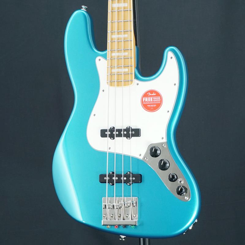 ■商品紹介Classic Vibe Active '70s Jazz Bassは、1970年代のファンキーなトーンを象徴する伝説的なベースからインスピレーションを得て、ヴィンテージのルックスと現代的なパフォーマンスを融合するアクティブプリアンプを搭載しています。本モデルはパンチのあるノイズレスな出力を実現するFenderデザインのアルニコNoiseless J Bassピックアップを2基搭載。9ボルト駆動のプリアンプには、ボリューム、ピックアップブレンド、トレブル＆ベースブースト、アクティブ／パッシブ切替トグルスイッチなど、あらゆるサウンド調整に対応するコントロールが備わっています。その他、レゾナンスを引き出すHiMassブリッジ、ブロックインレイ入りのバインディング付き指板、高級感のあるニッケルメッキハードウェア、ヴィンテージ感漂うグロスフィニッシュネックなど、魅力的な仕様を多数搭載しています。細かな擦り傷や軽い打痕はございますが、比較的キレイなコンディションです。トラスロッドの余裕はあり、ネックコンディションは良好です。Weight≒4.17kg付属品：純正ソフトケース検索キーワード：イケベカテゴリ_ベース_エレキベース_JBタイプ_Squier by Fender_ユーズド SW_Squier by Fender_ユーズド JAN:2500030850999 登録日:2026/02/27 エレキベース スクワイアー スクワイヤー スクワイア スクワイヤー フェンダー