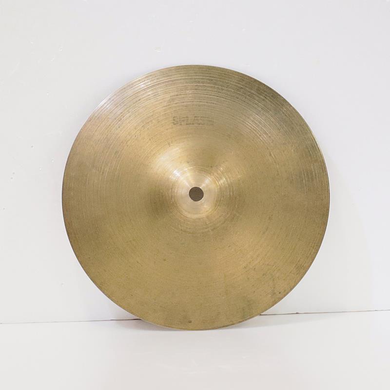 ■商品紹介☆中古品☆1970年代の製造と思われる、A Zildjian Splash 10インチが入荷いたしました。年代相応の使用感がございます。＜A Zildjian＞ベートーベンからビートルズまで、音楽の歴史と共に歩んできた全てのシンバルの基本、世界で最も愛されるオリジナルジルジャンシンバル。ハイハット・ライド・クラッシュなどのシンバルの呼び名も、このAジルジャンシンバルにネーミングされ現在に至る。まさにコンテンポラリー・ドラミングの歴史そのものがここにある。＜Splash＞スプラッシュのネーミングはこのシンバルから始まったオリジナルモデル。短いサスティーンであらゆる音楽に。サイズ：10インチウェイト（実測値）：約255g検索キーワード：イケベカテゴリ_ドラム_シンバル_スプラッシュ_Zildjian_A Zildjian_ユーズド SW_Zildjian_ユーズド JAN:2500190872169 登録日:2026/04/14 シンバル ジルジャン Aジルジャン