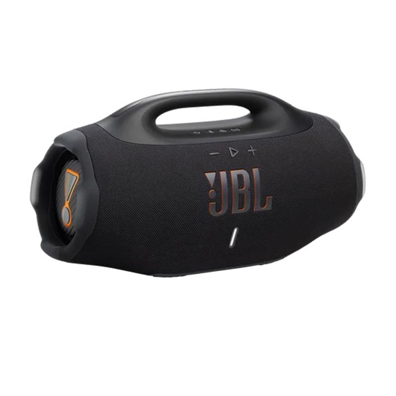 ■商品紹介【製品の特長】いつでもどこでも、自分のスタイルをサウンドで表現。 JBL Boombox 4がより大きく、より大胆に生まれ変わりました。深みのある低音とクリアな音で、かつてないほど臨場感あふれるJBLプロ・サウンドを。AI Sound Boostがリアルタイムで音楽を分析し、パワフルかつ、大音量でも歪みの少ないサウンドを実現します。さらに大きくなった2つのウーファー、2つのツイーター、3つのパッシブラジエーターを搭載。すべてのトラックがより大胆でよりクリーンに響きます。完璧な雰囲気を演出したいときは、Bass Boostを切り替えることによって深みのある低音またはパンチの効いた低音を楽しめます。 定番のBoomboxが新デザインになってアップグレード。大型にもかかわらず軽量で、ビーチや公園、キャンプ場など、どこでパーティがあっても気軽に対応できます。IP68の防水性と防塵性を備えているので、天候に左右されません。また、Playtime Boostによる最大約34時間の連続再生が可能で1日中盛り上がれます。 JBL Boombox 4なら、いつでもどこでも、その日の気分とエネルギーにぴったりのサウンドを楽しめます。●AI Sound Boost搭載で迫力満点のJBL プロ・サウンド深みがありパンチの効いた低音で、かつてないサウンド体験を。新しく生まれ変わったJBL Boombox 4は、より大きな2つのウーファーと2つのツイーター、3つのパッシブラジエーターを新搭載。すべてのトラックがより大胆でよりクリーンに聞こえます。また、AI Sound Boostが楽曲をリアルタイムで分析し、大音響でも歪みを抑えてパワフルなサウンドを実現するように自動調整します。●最大約28時間＋6時間再生1回の充電で最大約28時間まで連続再生可能。パーティからパーティへはしごしても、オールナイトでシーンを盛り上げます。充電するのをうっかり忘れてしまっても、安心してください。JBL Playtime Boostなら、さらに約6時間追加で再生できるため、楽しい夜が中断されることはありません。●防塵防水対応IP68の防水性と防塵性を備えているため、どんな天候にも対応できます。●Auracastによるマルチスピーカー接続その場のムードを仲間全員と共有しよう。 Auracast搭載で、2台のBoombox 4を簡単にステレオペアリング。複数のAuracast対応JBLスピーカーと接続することで、より広いサウンドステージを実現し、より広いエリアで同時に音楽を再生することが可能です。●よりパワフルに、より軽量により大型でよりパワフルなサウンドにアップグレードされただけでなく、さらに軽量になったJBL Boombox 4。サウンド体験がさらに身近な存在になります。●リサイクルプラスチックとファブリック、さらにFSC認証紙パッケージを採用JBL Boombox 4は、スピーカーグリルに再生プラスチックと再生ファブリックを使用しています。また、パッケージはFSC認証紙を使用し、環境負荷の低いソイインクで印刷されています。●ムードを切り替える2つのBass Boost設定低音をブーストしたい時ももちろんOK。JBL Boombox 4は、誰もが楽しめる定番のJBLシグネチャーサウンドに加え、さらに深い低音が欲しい場合、上部パネルの低音ブーストボタンを押してください。JBLホーンのマークがオレンジ色に光ると、2つのウーファーと3つのパッシブラジエーターが全開となってディープな低音モードに。また、より引き締まったエネルギッシュなサウンドが欲しい場合は、ボタンを2回タップするとホーンマークが白に変わり、パンチの効いた低音モードに切り替わります。ムードに合わせてお好みの低音を選んでください。●ロスレスオーディオ再生あらゆるディテールを逃すことなく聴きたい場合、USB Type-Cポート*にノートパソコンやその他のオーディオデバイスを接続すれば、ロスレスオーディオ再生を楽しむことが可能です。より深く作品の世界を楽しみたい音楽ファンにとって嬉しい機能です。ソース側がロスレスオーディオを提供していることをご確認ください。 *デバイス側でPCMにデコードのち再生。24bit/48kHzまで。再生デバイス（USB-C端子搭載のiPhone/Android/Windows PC/MAC）にUSBケーブルを接続し、Boombox 4の「PLAY」ボタンを長押ししている最中にUSBケーブルをつなぐと、自動的にUSBオーディオモードに入ります。USBケーブルは1.2m以下のUSB 2.0ケーブルを別途ご用意ください。【製品の仕様】仕様一覧電源入力100 - 240 Vac; 50/60 HzS/N比80 Db出力 (W)(AC mode) - 2 x 65W RMS Woofer， 2 x 40W RMS Tweeter (Battery mode) - 2 60W RMS Woofer， 2 x 40W RMS Tweeterオーディオ仕様スピーカードライバー2 x 5 inch / 2 x 123mm woofer， 2 x 0.75 inch / 2 x 20mm Tweeter， 2 pcs circle + 1 pc racetrack passive radiator周波数特性37Hz - 20 kHzサイズ寸法（幅×高さ×奥行き）（cm）51 x 26 x 21寸法（幅×高さ×奥行き）（in）20 x 10 x 8本体重量(kg)5.89本体重量(lbs)13コントロール及び接続仕様接続ポートAC-in， USB-CBluetoothトランスミッタ周波数帯域2.4 GHz - 2.4835 GHzBluetooth プロファイルA2DP 1.4， AVRCP 1.6Bluetooth 送信周波数範囲(GHz)2.4 - 2.4835Bluetooth送信機の変調GFSK， π/4 DQPSK， 8DPSKBluetoothトランスミッター電源4dBm (EIRP)Bluetooth バージョン5.4バッテリーケーブルの種類AC Power Cableケーブル長 (ft)6.6ケーブル長 (m)2バッテリータイプRechargeable Li-ion Battery Pack 99.02Whバッテリー充電時間3最大再生時間28特徴AI Sound Boost有防塵有AC power cable (type varies by regions)有IPX定格IP68充電用USBポート有Wireless有防水対応有Auracast対応有Bluetooth有Compliance ApprovalsNumero de certificacao Anatel02977-25-07120， 02907-25-07120■同梱物JBL Boombox 4 × 1AC電源ケーブル（ACプラグと数量は地域により異なる）クイックスタートガイド × 1安全シート × 1保証書 x 1※ご購入いただいた製品を長く安心してご利用いただくため、 JBL国内サイトでの製品登録（無料）をおすすめしています。※詳細な製品仕様はメーカーサイトをご確認お願い致します。※ご使用前にご利用環境や動作状況などを予めご確認の上、ご購入をお願い致します。※商品の仕様、価格並びに付属品などは予告なく変更することがあります。#ジェービーエル #ジェイビーエル検索キーワード：イケベカテゴリ_レコーディング_モニタースピーカー_モニタースピーカー_JBL_新品 SW_JBL_新品 JAN:4968929225330 登録日:2026/06/11 モニタースピーカー スタジオモニター