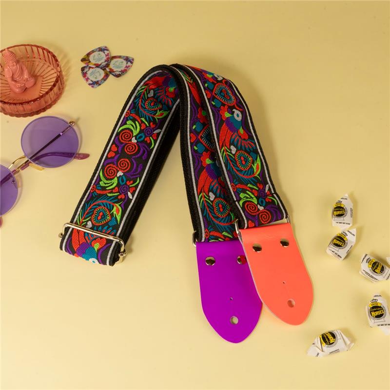 ■商品紹介■デザインビビッドカラーで織られたジャカードリボンに連なってゆくラブで溢れた鳥たちが愛おしい、バード柄のギターストラップが登場！オリエンタルな印象の鳥模様のジャカード織りは、黒を基調にしながらもはっきりとした色づかいが特徴。異なるネオンカラーのストラップエンドはあなたを退屈させません！なんたって、ブラックライトのライブハウスやクラブでは、ネオン部分が光ます！照明によって表情が変わるなんて、想像しただけでワクワクしませんか。もう、箱選びの基準が変わってしまうかもしれません！動物モチーフの中でも、ジェンダーレスで人気の鳥モチーフ。大好きな鳥と一緒ってだけで、演奏や練習がグンと楽しくなっちゃうことでしょう。皆さんや音楽がずっと愛で包まれますように！アグレッシブなプレイスタイルの方にはストラップロックの使用をオススメいたします。■サイズ・長さ　約80cm?約138cm（穴から穴まで）・ベルト幅　約5cm＊こちらの商品は他ECサイトでも販売しております。在庫情報の更新は迅速を心掛けておりますが、万一ご注文時に売り切れていた際は、商品がご用意できない場合がございますのでご了承ください。＊画像の色味は屋内外の光の照射や角度により実物と異なって見える場合がございます。ご了承ください。＊リボン端の処理が硬く、お肌を傷つけてしまう場合があります。ご了承ください。＊本革を使用しているため、細かなキズやシワ、汚れ、厚みが均一でない部分があります。革部分に独特のにおいがございます。ご了承ください。＊一つ一つ手作りのため個体差がございます。検索キーワード：イケベカテゴリ_楽器アクセサリ_ギターストラップ_tsundrum_chan_新品 SW_tsundrum_chan_新品 JAN:4571642984691 登録日:2025/09/23 ストラップ カワイイ 日本製 おしゃれ 女子 ケース