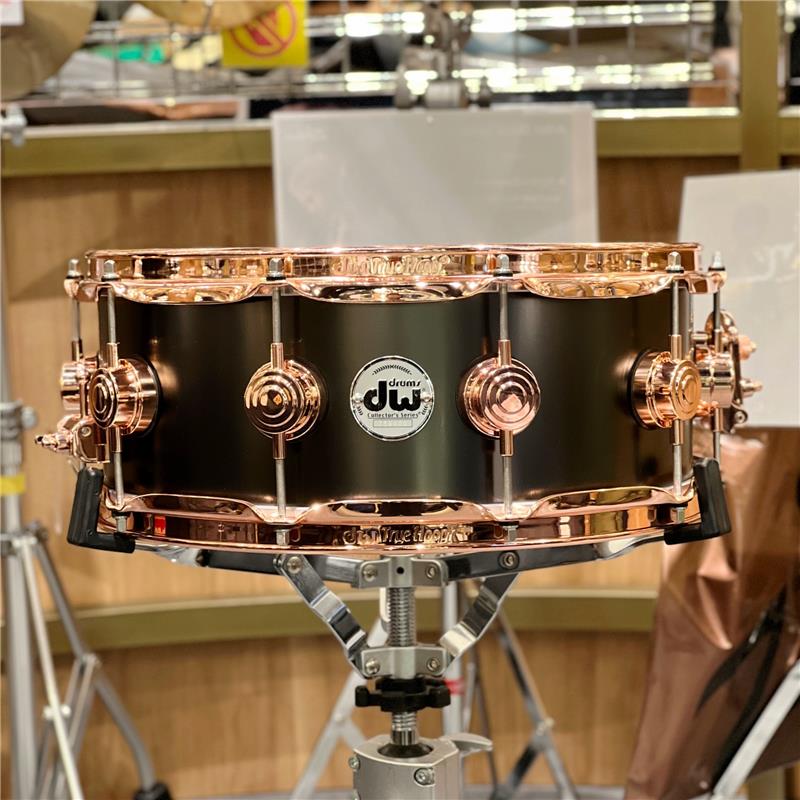 DRVD5514SVPBK [Collector's Satin Black Over Brass Snare 14×5.5 / Copper Finish Harare]【国内ドラムステーション限定特注品】 dw (新品)