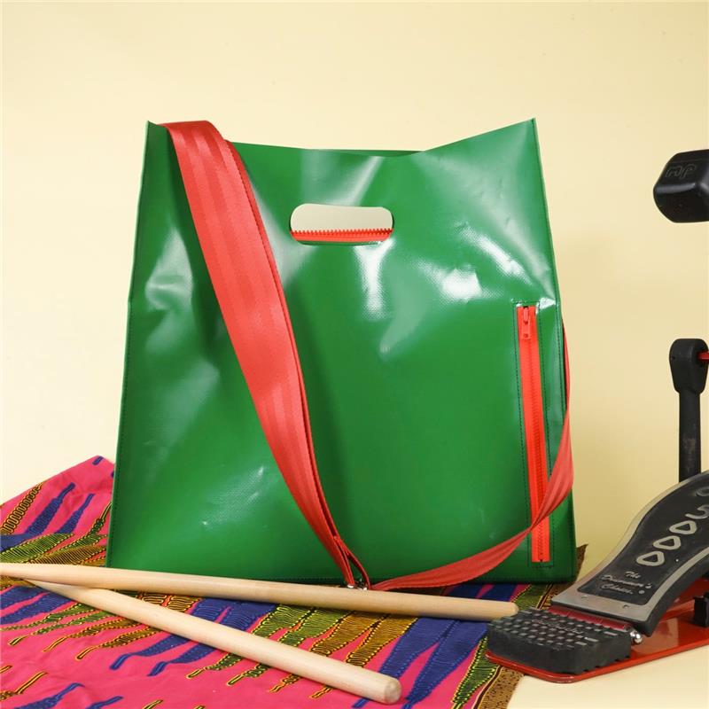 ■商品紹介■デザインマイペダル派の方必見！ペダルケースの他にもう一つバッグを持たなきゃいけないあのモヤモヤとさよならできるかもしれない、ペダルケースの進化系！『ペダルmoショルダーバッグ』に女性に人気のグリーン×レッドが再登場！もちろん、引き続きお試し価格でご購入いただけます！目が覚めるような鮮やかな生地は、サーカス小屋にも使われているターポリン素材。丈夫なだけでなく防水・防炎と高機能・高性能です。厚い底板が敷いてあるので、ビスをしまい忘れたままペダルを入れてしまっても、バッグを傷つける心配がありません。A4ファイルが入るポケットが前後に付いており、スマホやお財布だけでなくイベントのフライヤーなども入れられます。縦に走るファスナーを開ければ、満員電車でもバッグを開かずにポケットの中身を取り出すことも出来ちゃう優れもの。硬くて重いペダルを詰めたバッグを掛ける肩への負担を軽減するため、ショルダーストラップは滑らかなシートベルト素材を選びました。ジェンダーレスなデザインのカラーで、すべての方にお使いいただけるアイテムです。ペダルを入れない日は、ショルダーを外して手持ちバッグとしてもお使いいただけます。■サイズ・外寸　縦 約37cm、横 約37cm、マチ 約18cm・ショルダーストラップ　約73cm〜約129cm＊こちらの商品は他ECサイトでも販売しております。在庫情報の更新は迅速を心掛けておりますが、万一ご注文時に売り切れていた際は、商品がご用意できない場合がございますのでご了承ください。＊ターポリン生地は縫製後ひっくり返す際に、擦過痕がついてしまいます。ご使用いただくと多少緩和されますが、画像で状態をご確認いただき、納得の上ご購入をお願いいたします。＊画像の色味は屋内外の光の照射や角度により実物と異なって見える場合がございます。ご了承ください。＊一つ一つ手作りのため個体差がございます。検索キーワード：イケベカテゴリ_ドラム_その他ドラムアクセサリ_tsundrum_chan_新品 SW_tsundrum_chan_新品 JAN:4571642984455 登録日:2025/09/23 ストラップ カワイイ 日本製 おしゃれ 女子 ケース