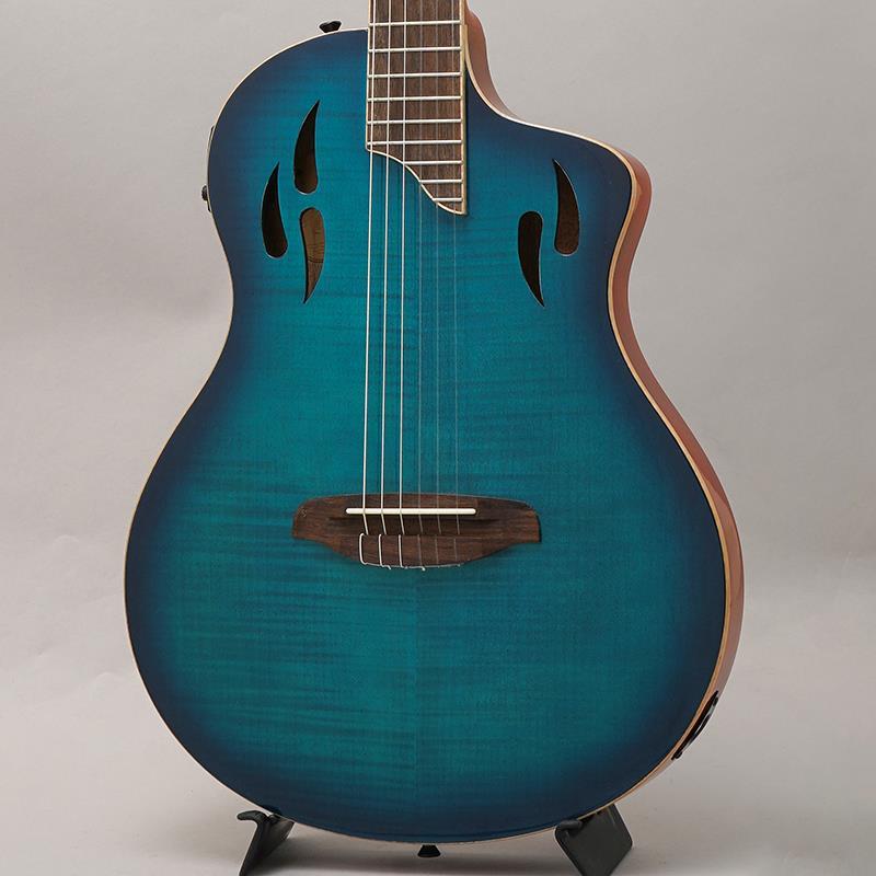 ■商品紹介店頭展示入れ替え特価！革新的なエレクトリック・ナイロン弦ギター、TourPlayerはライブパフォーマンスのために設計され、ナイロンギター本来の温かみと響きを実現しながら、フィードバックの問題を解消します。ナイロンギターでは考えられなかったサウンドの可能性の世界を探求してください。TourPlayerは、ナイロン弦の美しさとエレクトリックギターのパワーとスリルを融合させ、究極のイノベーションを提供します。・カットアウトが施されたオクメ無垢材のボディ、光沢仕上げ・フレイムメイプルトップ、グロスブルー仕上げ・オクメネック、マット仕上げ・ローレル指板とブリッジ・オルテガ12ホールブリッジ・14フレットのヒールとボディの接合部・フレイムメープルサイドバインディング・骨ナット・TourPlayerギグバッグ付属■仕様詳細Size:4/4Scale:650mm 25.59″Nut Width:48mm 1.89″Fretboard Radius: 15″Frets:19Number Of Strings:6Bodyshape:14th fret heel to body connectionStrings:NYP44HInstrument Type:Acoustic ElectricTuning Machines:OTM-TP， 3+3 Classical Tuning MachinesLeft Or Right Hand:Right-handNeck Type:Slim NeckElectronics:Rechargeable Ortega Magus X Electronics. 5 min charge = 10 hrs playtimeBridge:Ortega Guitars 12Hole BridgeSoundhole:TourPlayer SoundholesTuning:E-A-D-G-B-EInlay Fretboard:Moon Inlay 12th fretTrussrod:IntegratedTuner:Built-inIncludes:TourPlayer Gig Bag included検索キーワード：イケベカテゴリ_アコースティック・エレアコギター_エレガット_ORTEGA_アウトレット SW_ORTEGA_アウトレット JAN:0842960184945 登録日:2026/04/01 オルテガ