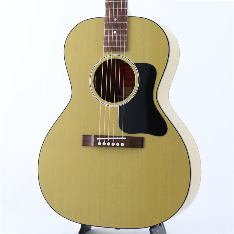 ■商品紹介ギブソンが全世界に向けて展開する特別企画「Greatest Hits」よりリリースされた1本！！『TV Yellow』カラーをグロス・フィニッシュで仕上げたL-00!TV Yellowと言えば、レスポールスペシャルで知られていますが今作はアコースティックのL-00に他とないカラーリングで仕上がっております。現在では当店入荷数1本！オールマホガニーで暖かみのあるサウンドから小ぶりで抱え込みやすくフィンガースタイルでも扱い易いです。アンダーサドルピエゾ、L.R.Baggs製Element VTCを搭載しておりますので、ステージやレコーディングの現場でも活躍致します！なかなかお目にかかれないレアカラーですのでこの機会に是非お試しください！■仕様詳細Body Shape : Small BodyTop : MahoganyBack & Side : MahoganyBracing : Traditional hand-scalloped X-bracingBinding : Single-ply top， single-ply backFinish : NitrocelluloseNeck : MahoganyNeck Profile : Slim TaperScale Length : 24.75 / 62.865cmFingerboard : RosewoodFingerboard Radius : 12 / 304.8mmNumber of Frets : 19Frets : StandardNut Material : BlackInlays : Mother-of-pearl dotsTuners : Mini Grover RotomaticTuner Plating : NickelPick Guard : L-00Saddle Material : TusqBridge : Rectangle / closed slotBridge Pins : TusqElectronics Controls : Volume and Tone controls in soundholeハードケース付検索キーワード：イケベカテゴリ_アコースティック・エレアコギター_エレアコギター_Gibson_Small Body_新品 SW_Gibson_新品 JAN:4570156019653 登録日:2026/03/09 エレアコ ギブソン ぎぶそん