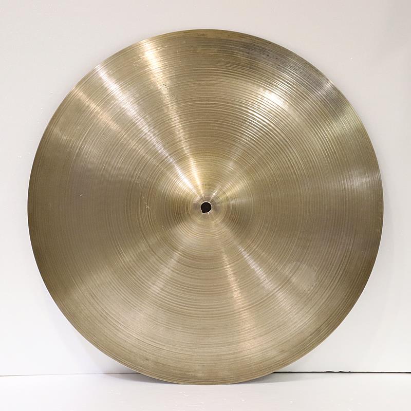 ■商品紹介☆中古品☆1970年代の製造と思われるA Zildjian 20インチライドが入荷致しました。年代相応のくすみやエッジの細かなキズ、キーホール等がございます。A Zildjianらしい明瞭な粒立ち、クリアな倍音、ヌケの良いベル・サウンドで、経年劣化により程よく高域が抑えられたサウンドとなっております。サイズ：20インチウェイト（実測値）：約2455g検索キーワード：イケベカテゴリ_ドラム_シンバル_ライド_Zildjian_A Zildjian_ユーズド SW_Zildjian_ユーズド JAN:2500190901111 登録日:2026/07/06 シンバル ジルジャン Aジルジャン