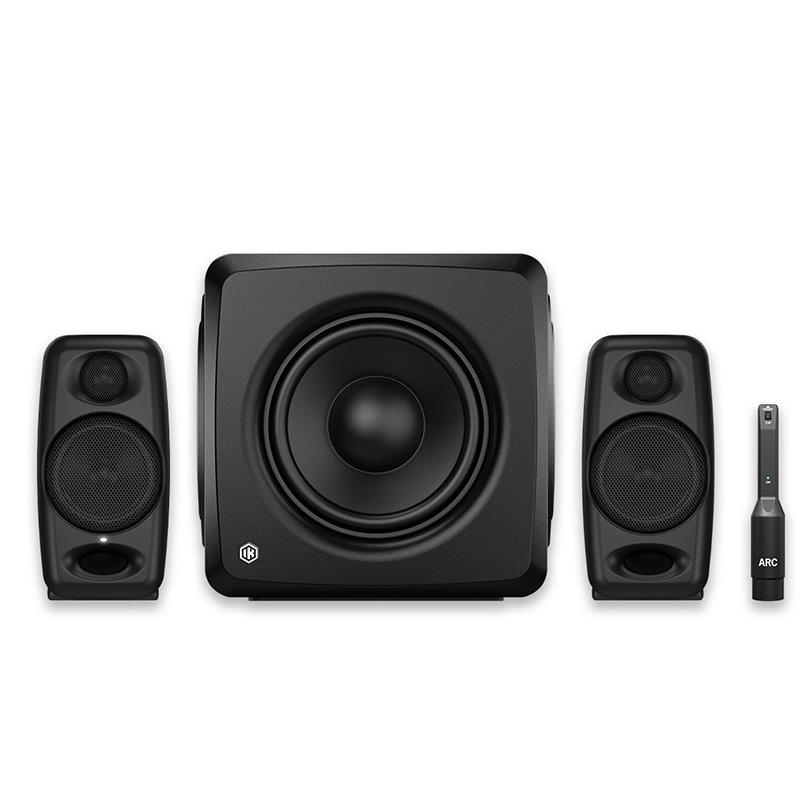 ■商品紹介★バンドルシリーズでは、コンパクトながら圧倒的な解像度を誇るiLoud Micro Monitor、そのプロ仕様モデルiLoud Micro Monitor Pro、そして進化したiLoud MTM MKIIの各モデルを、低域管理の要となるiLoud Subと組み合わせて導入いただけます。最新アップデートARC X Immersiveにより、音楽制作の標準である2.1ch環境から次世代のイマーシブ環境まで、あらゆるセットアップで圧倒的な精度を誇るキャリブレーションを実現します。●理想的な2.1ch制作環境を手軽に構築現代の音楽制作において不可欠な低域管理を、これまで以上にシンプルかつ正確に行えます。iLoud Subとメイン・モニターを組み合わせることで、サブウーファーのタイム・アライメントや位相補正を含めたフルレンジ・キャリブレーションを自動で実行。小規模なスタジオやデスクトップ環境であっても、スピーカー全体が一つのシステムとして機能するプロフェッショナルな2.1ch環境を短時間で構築可能です。●ハードウェアDSPによる信頼の補正処理ARC X対応のiLoudモニターは、解析された補正データをハードウェア本体のDSPに直接保存します。これにより、DAW、動画再生、アナログ入力を問わず、あらゆる再生ソースにおいて常に一貫したリファレンス・サウンドを提供します。コンピュータのCPU負荷を気にすることなく、常に補正された正確な音でのモニタリングが可能です。【iLoud Micro Monitor】コンパクトかつ高音質なリファレンス・モニターリニアな周波数特性。カラーレーションが無いこと。透明感のあるクリアな音質。余裕のあるヘッドルーム。どれもスタジオ・リファレンス・スピーカーに求められる、欠かせない要件です。なるほど、確かにそれなりのサイズと価格のスタジオ・モニターならこれらの要件を実現しています。しかしながら、狭いデスクトップでも容易に設置可能なサイズのスピーカーとなるとどうでしょう?容易に持ち運び可能なコンパクト・サイズのスピーカーでは? そうしたニーズにお応えできるのが、世界最小のアクティブ・スタジオ・リファレンス・モニター、iLoud Micro Monitorです。カラーレーションの無い極めて正確な周波数レスポンスを実現した iLoud Micro Monitor は、狭いデスクトップの音楽制作環境からツアー中のホテルまで、さまざまな環境でスタジオ・クオリティのモニタリング環境を実現してくれます。iLoud Micro Monitorは、極めてポータブルなエンクロージャーにも関わらず、クリアな音質で、50W RMS の高出力を実現した世界最小のアクティブ・スタジオ・リファレンス・モニターです。ウーファー、トゥイーターそれぞれを独立したアンプで駆動するバイ・アンプ設計により、音楽制作、アレンジ、ミックス時にもお使いいただける、正確でリニアな周波数特性を実現しています。 iLoud Micro Monitorは、いつでも、どこへでも持ち運ぶことができる、頼れるモニター・システムと言えるでしょう。バッグにも容易に収まるiLoud Micro Monitorがあれば、自宅、スタジオ、ホテルと場所を問わず、いつでも、どこでも、クリアな音質の信頼できるスタジオ・リファレンス・モニター・システムをお使いいただけるのです。設置面積を抑えながらもIK伝統のハイ・パワーIKのBluetoothスピーカーのiLoudが発売された時、ポータブル・スピーカーの業界スタンダードが変わったと言っても過言ではでしょう。iLoud Micro Monitorは、この伝統を確かに受け継いだ進化形です。極めてコンパクトなそのエンクロージャーから予想もできないほどの、透明感のあるクリアなサウンドで、なおかつハイ・パワーの出力を誇ります。 iLoud Micro Monitorには、カスタム・メイドの複合素材によるしっかりとした材質の3インチ・ウーファー、3/4インチのシルク・ドーム・トゥイーターが搭載され、計4つの超高能率のクラスDアンプで駆動されています。合計50W RMSというクラスを超えた余裕のあるパワーと入念に設計された前面のバスレフ・ポートにより、どこまでも透明に澄み切った高音域、濁りのない鮮明な中音域から、55Hz(-3dB)までの驚くほど豊かな低音域まで、リニアな周波数特性であなたのサウンドを再生してくれるのです。驚くほど透明で、明瞭なサウンドiLoud Micro Monitorで音楽を再生すると、まずはそのサウンドの明瞭さに驚かされることでしょう。その秘密は、内蔵された56-bit DSPによる位相、周波数特性のコントロールにあります。長年に渡るIK Multimediaのフィルター開発において培われた技術を基に、入念にデザインされたクロスオーバーの設定、ウーファー、トゥイーター、それぞれから発せられるサウンドが聴く人の耳に届くタイミングをコントロールするタイムアライメントの処理が、このDSPテクノロジーで実現されています。これまで小さなスペースでは不可能と考えられていた正確な位相、定位と、リニアな周波数特性を実現したのです。大抵のホーム・スタジオは、理想的なワーク・スペースからすれば小さく、ベッドサイドの壁に沿って置かれた机の上に、すべての機材が設置されている、などといった状況もしばしばです。大抵のモニター・スピーカーはこうした作業環境を意図して設計されたものではありません。そしてその結果、ブーミーで、ぼやけた不鮮明なサウンドになりがちです。 横幅9 cm、奥行き13.5 cmのiLoud Micro Monitorならば、こうした環境に設置しても作業スペースを犠牲にすることはありません。加えて、内蔵DSPをコントロール可能な3つのEQスイッチを備えており、設置される環境にあわせてサウンドを最適化することができます。デスクトップ設置時に机の上に置かれたさまざまな物による音の乱反射を補正するDESKTOPモードの他、低域、高域の補正を行う3つのEQスイッチが装備されています。iLoud Micro Monitorの底面に装備されたスタンドにより、2段階の角度調節が可能です。耳の位置よりも低い場所に設置するときは、このスタンドを立てて、ウーファーとツィーターのサウンドがクロスオーバーする「スィート・スポット」を、あなたの耳の高さにあわせることができるのです。すなわち、ボーカルやギターなど、より鮮明な中音域を聴くことができるのです。ライン接続だけでなくBluetooth接続にも対応iLoud Micro Monitorは、併せてお使いいただく機材を選びません。iLoud Micro Monitorには、RCA、1/8インチ・ステレオ・ミニ端子を装備している他、Bluetooth接続にも対応しています。音楽制作、ビデオの編集などの作業時にはライン接続、日常のリスニング時にはワイヤレス接続と、さまざまなシーンでの使用目的に合わせてお使いいただけます。ノートPCの最良のパートナー近年、ノートPCの大幅な処理能力の向上に伴い、自宅でも、スタジオでも、一貫してノートPCで音楽制作を行う方が増えています。それぞれ180mm × 135mm × 90mm、ステレオ・ペアでも1.7kgと、機材用のバッグやバックパックなどにも容易に収納して持ち運びできるコンパクトな筐体のiLoud Micro MonitorとハイスペックのノートPCを持ち運ぶ。まるでフル装備のスタジオを持ち運んでいるかのようではありませんか?【iLoud Sub】●正確な低域で、完璧なスタジオ・サウンドをiLoud Sub は、これまでのサブ・ウーファーの概念を一新する製品です。市場で最小クラスの筐体ながら、深く、正確で、完璧にコントロールされたローエンドを実現。iLoud シリーズはもちろん、あらゆるスピーカーと組み合わせて、スタジオ・クラスのモニタリング環境を構築できます。iLoud Sub は、組み合わせるモニターのメーカーを問わず、システム全体を自動でキャリブレーションできる唯一のサブ・ウーファーです。これにより、低域から高域まで、全帯域にわたってバランスの取れた、正確で信頼できるモニタリング環境を提供します。ARC X を駆動する高度な DSP を搭載する iLoud Sub は、ミックスに絶対的な自信をもたらし、作品を本来あるべき正確なサウンドで再生します。●妥協のない低域、クラス最小サイズiLoud Sub は、空間との完璧なバランスを保ちながら、フルレンジの明瞭さと深みのある低域を実現するように設計されています。従来の同クラスのスタジオ用サブ・ウーファーと比較して、サイズは圧倒的に小さく、設置場所に悩むこともありません。一方で低音の再生能力に妥協はなく、25 Hz まで伸びるパワフルなローエンドは、タイトで正確、そして音楽的なレスポンスを維持し、あらゆるミックスで信頼できる低域再生を実現します。●ARC X : より良いミックスへの鍵iLoud Sub は、ARC の高度なアルゴリズムを内蔵しており、設置された部屋の音響特性を解析し、組み合わせたモニターを含むシステム全体を最適な状態にキャリブレーションします。左右のスピーカーのメーカーやモデルを問わず、ARC X が音響に起因するクセを補正し、フラットでバランスの取れたモニタリング環境を提供します。その結果、25 Hz の超低域から高域まで、どんな再生環境でも正確に再現される、理想的なミックスを行うことができます。●導入のメリット・全帯域で、自然でフラット、かつバランスの取れたサウンドを実現・iLoud シリーズに限らず、あらゆるメーカーのモニターとシームレスに連携し、自動補正が可能・車載オーディオからシアターまで、あらゆる再生環境で全帯域の再現性が向上・接続して ARC X によるキャリブレーションを実行するだけで、セットアップは完了します。 iLoud Sub は、プロフェッ・ショナルなモニタリング環境を最も簡単に手に入れる方法です。●スマートな音場補正現代の音楽制作では、低域の精密なコントロールが不可欠です。ARC X の新機能「自動サブ・ウーファー・セットアップ」は、iLoud Sub を正確にキャリブレーションし、時間軸まで高精度に補正します。これにより、どんなモニタリング環境でも周波数帯域が大幅に拡張され、隠れていた低域の奥行きや明瞭さが自然に引き出されます。もちろん、正確にコントロールされた音場補正により、システム全体のバランスが崩れることもありません。●音場補正の効果・キックやベース・ラインなど、サウンドの細部まで、すべてをクリアに聴き取ることが可能・低域のバランス調整を行う際の推測を排除・迫力のある低域を確保しながらも、ミックス全体のバランスを崩さずに再生推測や、やり直しに悩まされることなく、明瞭で信頼できる力強いミックスを行うための環境を提供します。●最高の表現のための、プレミアム・コンポーネント・6.5インチ高性能アルミニウム・ドライバー・6.5インチ・デュアル・パッシブ・ラジエーター・200 W ピーク・パワー・アンプ搭載・25 Hz まで伸びる低域レスポンス●Bluetooth　USB など、あらゆるオーディオ接続に対応接続とコントロール・フォン / XLR コンボ + RCA アナログ入出力・USB デジタル・オーディオ入力・高音質 Bluetooth ストリーミングARC X ソフトウェアによるシステム全体のキャリブレーション●推奨組み合わせ環境・iLoud Micro Monitor、iLoud Micro Monitor Pro・iLoud MTM MKII・3〜7 インチ・クラスのあらゆるニアフィールド・モニター・コンパクトなイマーシブ・セットアップ・ポストプロダクションやマルチメディア編集環境デスクトップ・サイズの小規模スタジオであれば、iLoud Sub は完璧にフィットします。●小規模スタジオに最適なアップグレードiLoud Sub は、単に低域を補うためのサブ・ウーファーではありません。 あなたのモニタリ...検索キーワード：イケベカテゴリ_レコーディング_モニタースピーカー_モニタースピーカー_IK Multimedia_新品 SW_IK Multimedia_新品 JAN:4530027197361 登録日:2026/06/23 モニタースピーカー スタジオモニター IKマルチメディア IK