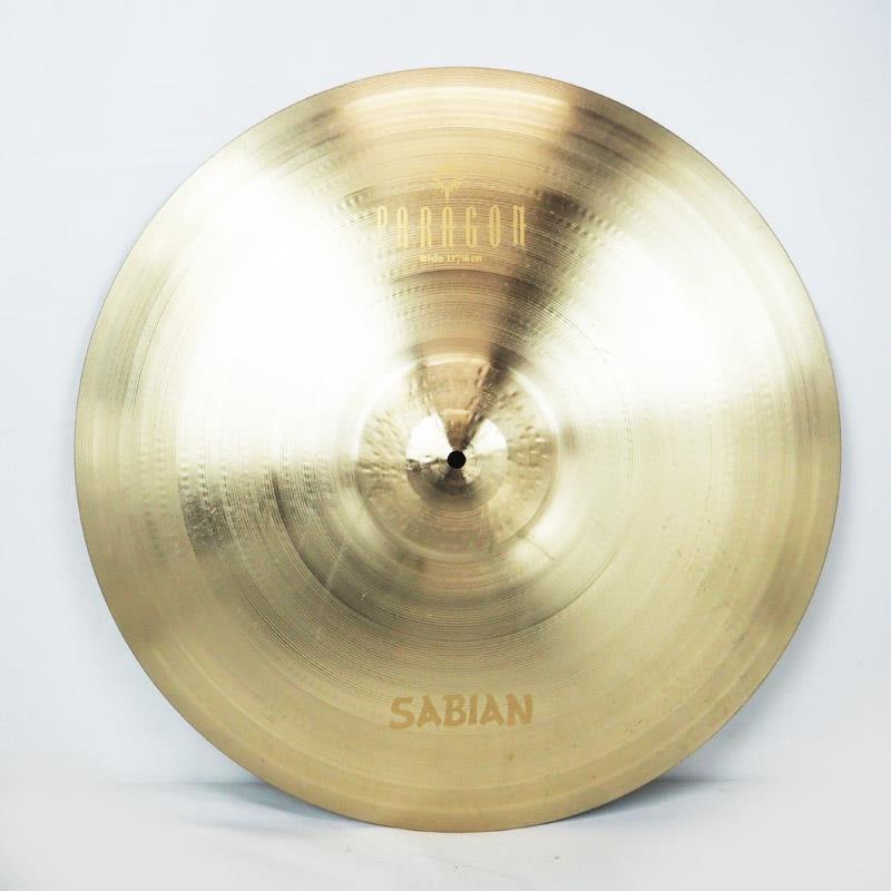 ■商品紹介【受注生産モデルの、SABIAN パラゴンライド22インチの中古品が入荷！】〜PARAGON：Neil Partシグネチャー・シンバル〜HH、AA、HHXのサウンドキャラクターをミックスし、レイジングやハンマリングも表と裏、ベルとボウで変えるなど、タイプと用途に応じてキメ細かい仕上げを施した、個性的なシンバル。音楽性とパワーを両立させ、抜群のレスポンスを発揮する。＜Paragon Ride ＞パワフルでソリッドなサウンドと豊かなローレンジをバランス良く含んだ、エクストラヘヴィウェイトのライド。※使用上、問題はありませんが、エッジにキズがございます。※中古品のため、キズや汚れ、打痕などがございます。予めご了承くださいませ検索キーワード：イケベカテゴリ_ドラム_シンバル_ライド_SABIAN_PARAGON_ユーズド SW_SABIAN_ユーズド JAN:2500190900435 登録日:2026/07/06 シンバル セイビアン パラゴン