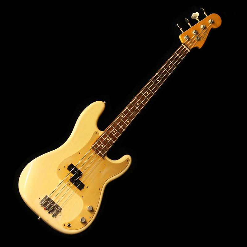 ■商品紹介お買い得USED！軽量なスワンプアッシュ・ボディ／ローズ指板にアノダイズド・ガードを採用した、通好みな59年型P-BASS！上質な素材を用い、職人の手で組み上げられるカスタムショップ製のヴィンテージ・スタイルの楽器は、レギュラーでは味わうことの出来ないがっしりとしたネックの鳴りや、ヴィンテージ特有の枯れたニュアンスを持ちつつもバンドで使い勝手の良い程好いパワーをもたせたオリジナル・ピックアップ、材やパーツのチョイスから塗装の質感に至るまで、本家フェンダーでしか成し得ない、リアルなヴィンテージ・リイシューへと仕上げられます。本器は、ローズ指板の初年度となる1959年の仕様を再現したモデルで、スラブボードと呼ばれる、厚いローズウッド材を平張りで接着した指板に、当時ブロンド（シースルーホワイト）カラーとセットで採用されていた、スワンプアッシュ・ボディを組み合わせた、カスタムショップ製プレシジョンベースです。50年代の象徴的なアノダイズド・ピックガードがまた格好良いですね。倍音豊かな枯れたトーンが魅力のヴィンテージ楽器の仕様を踏襲しつつも、扱い易いカスタムショップ製らしさも併せ持つ一本といえます。パーツの仕上げから恐らく元々Closet Classic で製作されたモデルと思われ、その後、長年使用される間に軽度の塗装クラック（ウェザーチェック）や打痕、塗装のヤレ感など、リアルなヴィンテージの風合いに育っている感じです。それなりにちゃんと弾いてこられた楽器の様で、ネックやボディに打痕や傷、ピックガード等ハードウェアに使用感は見られますが、大きな塗装チップや演奏に支障のあるような酷いダメージはありません。TONEポットに軽微なガリがあります。ネックコンディション、トラスロッドの効きやフレットも全く問題なく、その他機能面についても何ら不安はありません。良い感じに鳴りもこなれており、即戦力になりそうなお買い得USEDとなっております。当店メンテナンス、セットアップ済み。極上のフェンダーサウンドをぜひ！?＜付属品＞ Tweed ハードケース、PUフェンス＆カバー、USAの英説、（認定証欠品）■仕様詳細＜スペック＞■Body: Swamp Ash■Neck: Quartersawn Maple (C-Shape)■Fingerboard: Madagascar Rosewood Flat Lam. (7.25R)■Scale: 34 Inch■Frets: 20F■Finish: Vintage Blonde (Lacquer)■Pickups: Custom Vintage 59 Split Single Coil PB■Pickguard: Gold Anodized■Controls: Volume / Tone■Weight: ≒3.85kg (フェンス＆カバー重量含まず)検索キーワード：イケベカテゴリ_ベース_エレキベース_PBタイプ_Fender Custom Shop_Custom Built Precision Bass_ユーズド SW_Fender Custom Shop_ユーズド JAN:2500030756918 登録日:2025/11/09 エレキベース フェンダー ふぇんだー フェンダーカスタムショップ フェンダーCS プレべ プレシジョンベース