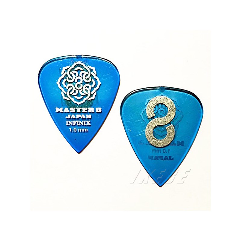 ■商品紹介INFINIXシリーズ HARD GRIPタイプMASTER8 JAPANが初めて世に放つ、次世代の新素材のピック「INFINIX」。ギターピックに史上初めて採用した特殊プラスチックで柔軟性、形状記憶性、対磨耗性に優れています。ピックに使用される通常のプラスチックに比べピッキングノイズが少なく、弦への吸い付きも非常に良い素材です。磨耗に対しても強く、長時間の演奏でもピックが削れにくいので変わらないニュアンスでのプレイが可能になります。握り心地も鼈甲に近く指への密着性があるためグリップ感の良さはすでに好評を得ています！ニュースタンダードとなる新素材です！両面に施された滑り止めつきのHARD GRIP仕様により、ハードなピッキングはもちろんストロークプレイの多いアコースティックにもオススメです。■厚さ：1.0mm■形状：ティアドロップ検索キーワード：イケベカテゴリ_楽器アクセサリ_ピック_MASTER8 JAPAN_新品 SW_MASTER8 JAPAN_新品 JAN:4582490220176 登録日:2016/05/12 ピック ギターピック マスター8
