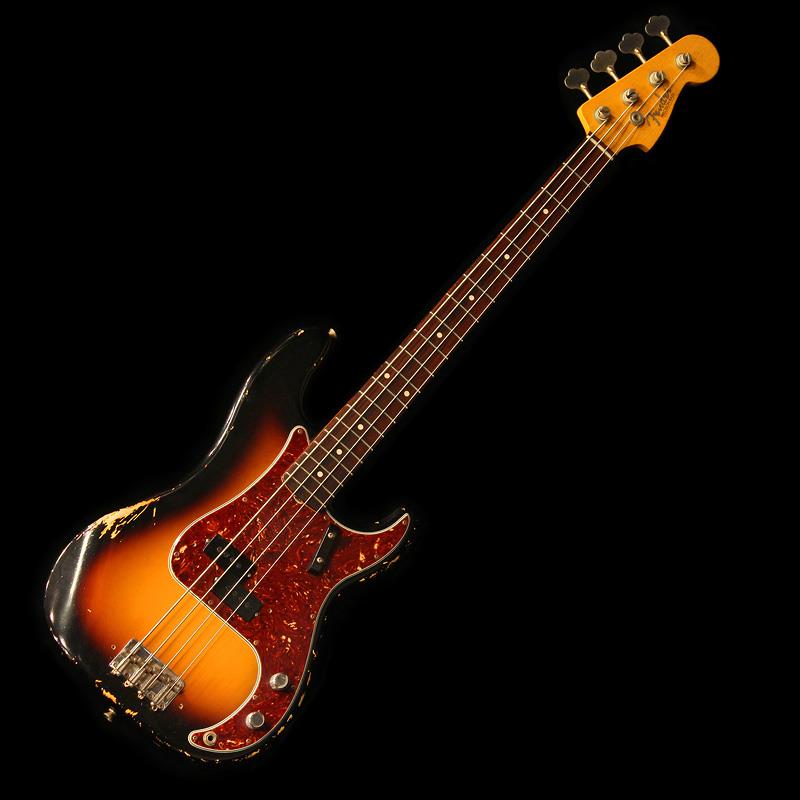 ■商品紹介極上USED！マスビルの王道アルダー/ローズP-BASS！上質の素材のみを用い、職人の手で丁寧に組み上げられる、フェンダー・カスタムショップのヴィンテージ・モデル。巨匠ボブ・ベネデット、マーク・ケンドリックのもとで腕を磨き、2010年のマスタービルダー昇格以来、アダム・クレイトン(U2)のベースや、キース・リチャーズ、ロニー・ウッド(The Rolling Stones)のギターを手掛けた事でも知られる、シニア・マスタービルダー、Paul Waller（ポール・ウォーラー）による作品です。スラブボードの62年製ヴィンテージPBを参考にオーダー製作された本器は、トレブルサイドで接いだオフセット2ピースのアルダー・ボディに、黒フチを太めにしたワイドリムのサンバースト、ヘヴィレリックで仕上げることで、ヴィンテージに肉薄するリアルな質感、風格漂う60's P-BASSに仕上げられています。ネックのメイプルは追い柾で木取りされ、程よい濃赤褐色のローズ指板を採用、ピックアップはフラットポールピースのカスタムショップ製ピックアップが搭載されており、良材がもたらす芳醇なサウンドをバランス良く出力に繋げています。本家フェンダーのPBらしい味わい深さとパンチ、力強さを持ち合わせた、ビルダー作品ならではの上質の楽器となっており、厚く鳴らせばミッドたっぷりな弾力あるトーンを創出します。指板面の僅かな使用感（ツヤ）、低音弦側ピックアップの脇に（サムレストを着けていた跡？）四角い凹みがありますが、それ以外は、ヘヴィレリックということでボディやネックの塗装削れなど、ダメージ加工は元々のものと思われます。ネックコンディション、トラスロッドの効き、フレットも全く問題なく、電装系、その他機能面についても何ら不安はありません。シンプルが故にその違い、奥深さが際立つ、ビルダー製プレべを是非、お楽しみください！＜付属品＞ Brown Tolex ハードケース、認定証、スペックシート、ストラップ、PUフェンス＆カバー■仕様詳細＜スペック＞■Body: Alder Offset seam 2pc.■Neck: Rift sawn Maple (60 P-Bass Oval C-Shape)■Fingerboard: Rosewood Flat Lam. (7.25R)■Scale: 34 Inch■Frets: 20F，Vintage Upgrade / 45085 Frets■Finish: Wide Black Faded 3TSB (Lacquer/Heavy Relic)■Pickups: 59-62 P-Bass Relic w/Flat Pole Piece■Pickguard: 4ply Tortoise Shell■Controls: Volume / Tone■Weight: ≒3.9kg (フェンス＆カバー重量含まず)検索キーワード：イケベカテゴリ_ベース_エレキベース_PBタイプ_Fender Custom Shop_Master Built_ユーズド SW_Fender Custom Shop_ユーズド JAN:2500030760403 登録日:2025/11/09 エレキベース フェンダー ふぇんだー フェンダーカスタムショップ フェンダーCS マスタービルド マスタービルト