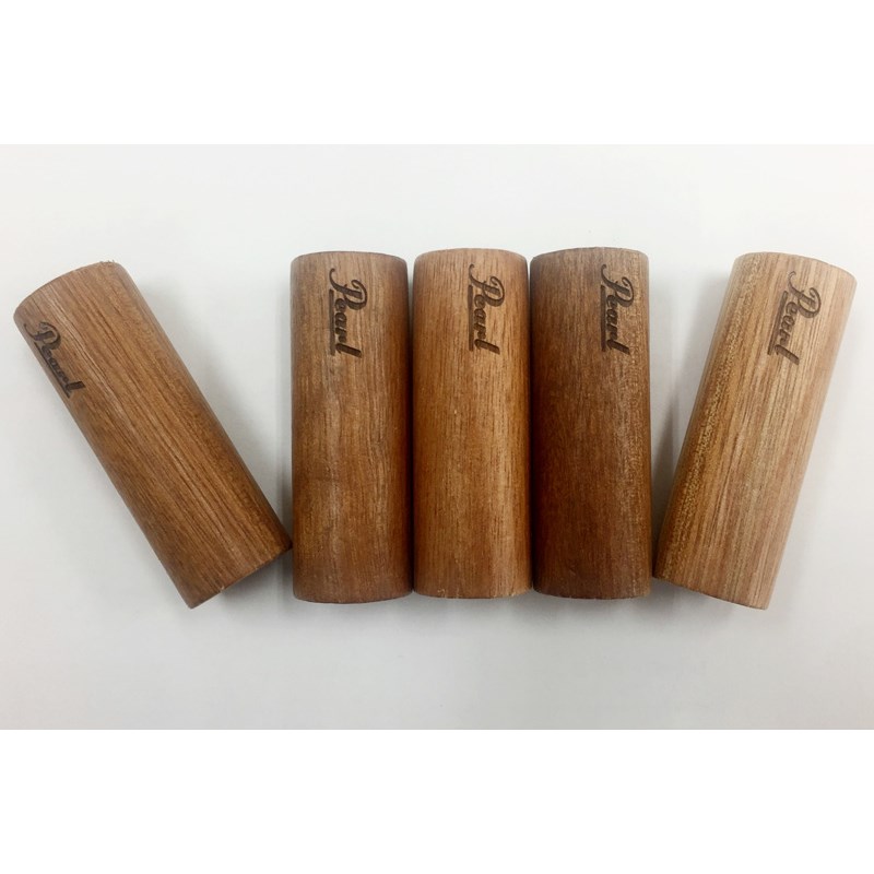 ■商品紹介※画像のアダプターは別売りです。【サポート・ウッドチューブ】アダプターを持ち運びする際、これを付けることでセッティングスタンド等に格段に早く取り付けができ、運搬時のナットやボルトの緩みによる紛失を防ぎます。数多くのドラマーやアーティストから絶大なる信頼を得ている、ドラムテック：加藤俊一郎氏のプロデュースの画期的アイテム。是非、動画もご覧ください。木製 / 22.2mm径 / 5個1パック＜コージー村上：談＞機材車で、北は北海道から南は九州までツアーをしていた時の一番の悩みが、スタンドケース内で、車の振動によるアダプター類のネジのゆるみや脱落、そして、その後の紛失でした。サポート・ウッドチューブがあれば、ゆるみや脱落を防げるのはもちろん、私も含め、皆さんがアダプターを取り付ける際によく使用する、2段目の22.2mm（メーカーやモデルによりサイズが違う場合もありますが・・・）にしてあるため、ゆるみや脱落を防ぐために、アダプターのネジをきつく締めつけてからのセッティングに比べ、手間が省け、非常にスムーズにアダプターをスタンドやタムホルダー等に装着可能です。あの当時、これがあれば、もっと楽しく、ツアーを続けられていたはず・・・！！検索キーワード：イケベカテゴリ_ドラム_その他ドラムアクセサリ_Pearl_新品 SW_Pearl_新品 JAN:4549312075161 登録日:2019/02/16 パール