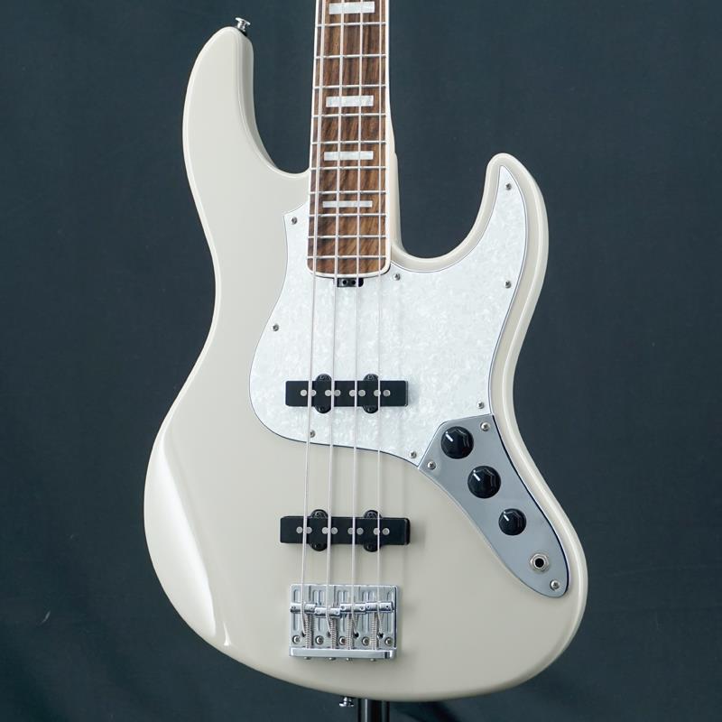 ■商品紹介GrassrootsよりフラグシップモデルAMAZE！ボディは定番のアルダー、ネックはハードメイプル/ローズ指板の組み合わせでブロックポジションと白バインディングが巻かれています。ボディは一般的なJBタイプよりもスリムになっており、高いプレイアビリティとなっております。スケールはベースでは一般的なロングスケール。ブリッジはトラディショナルなタイプですが、弦をボディバックからも張る事が可能で、お好みのテンション感でお使いいただけます。シンプルな2ボリュームとトーンのコントロール構成となっており、トーンは引き上げることで両ピックアップがシリーズ接続されて、疑似的なハムバッカーになりパワフルなサウンドもお楽しみいただけます。細かな擦り傷や僅かな打痕がございますが、演奏上問題無くお使いいただけます。トラスロッドの余裕もあり、ネックコンディションは良好です。Weight≒4.05kg付属品：汎用ギグケース検索キーワード：イケベカテゴリ_ベース_エレキベース_JBタイプ_Grass Roots_ユーズド SW_Grass Roots_ユーズド JAN:2500030852399 登録日:2026/03/09 エレキベース グラスルーツ