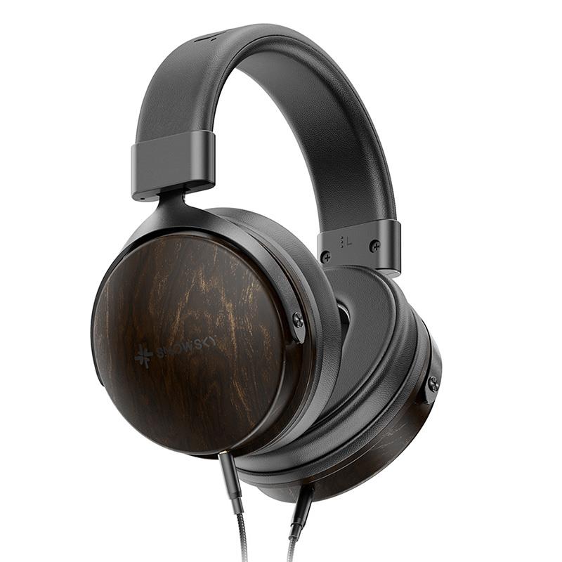 ■商品紹介FIIO NATUREは、日本製PET＋TPU複合カーボンブラック振動板を採用した、50mmダイナミックドライバー搭載の密閉型ヘッドホンです。24Ω・感度101dB/mWの高感度設計でスマートフォンでも駆動しやすく、約280gの軽量ボディ、マイク付き着脱式ケーブル、木目調デザインを備え、音楽鑑賞からゲーム・通話まで幅広く対応します。【製品の特長】★音への敬意を日本製の二層振動板に込めて、飾らない、ありのままの音を届ける。NATUREは、「音質第一」の思想のもとで開発されたFIIOの密閉型ダイナミックヘッドホンです。50mm大型ダイナミックドライバーには、19μmのPET層と30μmのTPU層を組み合わせた日本製の複合カーボンブラック振動板を採用。硬さとしなやかさを両立させることで色付けを排し、低歪みで深みのある低域と、なめらかな高域を実現しました。高強度マグネットと高張力銅線ボイスコイルによる高性能磁気回路が優れた過渡応答をもたらし、繊細なニュアンスから壮大なダイナミクスまで正確に描き出します。インピーダンス24Ω、感度101dB/mWの低インピーダンス・高感度設計により、スマートホンやポータブルプレーヤーでも不足なく鳴らせます。チューニング工程では妥協を排し、ドライバーパラメーターを8回、音響チャンバーを15回にわたり追い込み、約1，000件のユーザーフィードバックを反映しました。左右独立のデュアル3.5mm TRS着脱式ケーブルに対応し、マイク＋インラインリモコン付きケーブルを標準付属。別売ケーブルで4.4mmバランス接続にも対応します。約280gの軽量設計、スライド式自動調整ヘッドバンド、クイックリリース式イヤーパッド、水転写プリントによる木目調フェイスプレートを備え、ブラックとアプリコットの2エディションをご用意しました。●スペックのためのスペックは追わない。「音質第一」という思想NATUREは、数字のためのスペックを積み上げる製品ではありません。「音質第一」の思想のもと、聴こえ方を本当に左右するドライバーとコア素材に、リソースのすべてを注ぎ込みました。自然は遠い風景の中だけにあるのではなく、素材の手触りの温もりや、一音一音に宿る息づかいの中にも息づいています。NATUREは、音に対する私たちのもっとも純粋な敬意です。余分なものを削ぎ落とし、すべての音が自由にほどけていくことを目指しました。●軽量・低歪み・高耐久 × ナチュラルサウンド。50mm大型ダイナミックドライバーと、日本製カーボンブラック振動板NATUREの心臓部には、精密に設計された日本製カーボンブラック振動板があります。19μmのPET層が堅牢な構造的土台を、30μmのTPU層が高いダンピング特性としなやかさをもたらし、硬さと柔らかさの理想的なバランスを実現しました。この組み合わせにより、安価なドライバーにつきまとう金属的・プラスチック的な色付けを排除し、低歪み、深みのある低域、そして高い耐久性を獲得しています。結果として、なめらかな高域、フラットな周波数特性、よりクリーンで自然なサウンドが得られます。耐紫外線性・耐加水分解性も備え、疲労寿命試験10万回以上、高温高湿環境下での性能劣化5%未満という厳格な試験をクリアしています。※データはFIIO Acoustic Labs測定値です。●高性能な磁気回路とボイスコイルシステムが、微細な表情まで描き出す高強度マグネットと高張力銅線ボイスコイルがドライバーと精密に協調し、極めてリニアで安定した出力を実現します。優れた過渡応答と制御力により歪みを大幅に低減し、クリーンで明瞭なサウンドをお届けします。繊細なマイクロダイナミクスから壮大なパッセージまで正確に再現し、美しくレイヤーの分かれた音場、力強くも透明感のある低域、絹のようになめらかな高域が、音楽に宿る感情と真実のディテールを余すことなく描き出します。●低インピーダンス・高感度設計。どんな機器でも、すぐに鳴る軽量な振動板、精密設計のボイスコイル、そして高効率かつパワフルな磁気回路により、スマートホンやポータブルプレーヤーのような低出力の音源でも、豊かで満足度の高いサウンドを引き出します。複雑なセッティングは不要です。装着すれば、どこにいても広がりのある没入感を味わっていただけます。人気のポータブルUSB DAC内蔵ヘッドホンアンプと組み合わせれば、さらに高い次元の再生もお楽しみいただけます。●徹底的に磨き上げた、自然なサウンドへのチューニング長年培ってきた音響技術を背景に、FIIOのチューニングチームが情熱を注ぎ込みました。クラス最高峰の製品をベンチマークし、経験豊富なオーディオファンや評価の高いオーディオ識者の耳を借りながら、ドライバーパラメーターの改良を8回、音響チャンバーの追い込みを15回にわたって実施。あらゆるジャンルにまたがる約1，000件のユーザーフィードバックが最終的な音を形づくりました。自然で、無理なく聴き続けられ、音楽に対して誠実なサウンドです。●デュアル3.5mm TRS着脱式ケーブルで、使い方は無限に左右にそれぞれ3.5mm TRS端子を備え、シングルエンド／バランスのどちらのケーブルでもお使いいただけます。※1マイク付きケーブルを接続すれば、ゲームや音声通話、インラインリモコンによる操作にも対応し、シーンに合わせて柔軟に使い分けていただけます。付属ケーブルはマイクとインラインリモコンを内蔵しているため、音楽も通話も、箱から出してすぐにお楽しみいただけます。※2※1 バランス接続には、別売のFIIO LL-4.4A オーバーイヤーヘッドホンケーブルをご利用ください。※2 インラインリモコンのボタン操作：1回押しで再生／一時停止、2回押しで次の曲、3回押しで前の曲（iOSのみ）。その他のプラットフォームでは、お使いの機器やプレーヤーの1ボタン式リモコン対応状況に依存します。●約280gの軽さと、スライド式ヘッドバンドがもたらす快適さ約280gという軽さは、長時間のリスニングでも快適さを保つために綿密に調整された値です。頭の形に合わせて自動で調整されるスライド式ヘッドバンドがフィット感を高め、圧迫を和らげ、長時間リスニングを支えます。人間工学に基づいたアルミ合金製アームが、安定した装着感をもたらします。●クイックリリース式イヤーパッドで、お手入れも交換も簡単にイヤーパッドはひねってはめるだけのクイックリリース式。清掃も交換も手早く行えます。プレミアムレザーと高反発フォームで仕上げたイヤーパッドは、圧迫感のない柔らかな装着感とともに、開放的で自然な音場の形成にも寄与します。●森の表情を写し取った、木目調フェイスプレートNATUREは森の豊かなテクスチャーからインスピレーションを得ています。高度な水転写プリント技術によりフェイスプレートに木目を再現し、澄んだ有機的な杢目を描き出しました。金属のシャープなライン、木目の温もり、レザーの柔らかさが一体となり、この製品だけのタイムレスでレトロなデザインに結実しています。※フェイスプレートは高剛性のABSエンジニアリングプラスチック製です。NATUREの音響チャンバーは振動を効果的に抑え、ノイズを低減することで、本物の木のような質感と手触りを表現しています。●2つのエディション。ブラックとアプリコット・Black Edition深く落ち着いたブラックをベースに、木目に沿って黒檀のような輝きを走らせました。テクスチャーに織り込まれた繊細なゴールドの糸が、光の下で温かく上品な艶を放ちます。・Apricot Editionダグラスファー（ベイマツ）の明るいアプリコットの色味と自然な木目をそのまま生かしました。なめらかに流れるテクスチャーが、クリーンで柔らかく、無垢材のような癒やしのある佇まいを生み出します。●クラシックな木の意匠、レトロで汎用性の高いデザインタイムレスなレトロ感をまとったNATUREは、どんな再生機器とも自然に調和します。純度の高い音響性能と洗練されたエレガンスが交わり、目にも耳にも心地よい体験をお届けします。【製品の仕様】●形式密閉型ダイナミックヘッドホン●ドライバー50mmダイナミックドライバー●振動板日本製 PET＋TPU複合カーボンブラック振動板（PET 19μm＋TPU 30μm）●周波数特性20Hz〜40kHz●インピーダンス24Ω（@1kHz）●感度101dB/mW（@1kHz）、117dB/Vrms（@1kHz）●質量約280g（ケーブル含まず）●ヘッドホン側端子デュアル3.5mm TRS●再生機側プラグ3.5mm●ケーブル導体無酸素銅（OFC）●ケーブル長約1.5m●付属ケーブルマイク＋インラインリモコン内蔵（1回押し：再生／一時停止、2回押し：次の曲、3回押し：前の曲※iOSのみ）●フェイスプレート高剛性ABSエンジニアリングプラスチック（水転写プリントによる木目調仕上げ）●イヤーパッドプレミアムレザー＋高反発フォーム（クイックリリース式）●アームアルミ合金●ヘッドバンドスライド式自動調整●振動板耐久性疲労寿命試験10万回以上、高温高湿環境下での性能劣化5%未満※データはFIIO Acoustic Labs測定値です。●付属品収納ポーチ／3.5mmマイク付きケーブル検索キーワード：イケベカテゴリ_レコーディング_ヘッドフォン・イヤフォン_ヘッドフォン_FiiO_新品 SW_FiiO_新品 JAN:4562314022889 登録日:2026/10/09 フィーオ