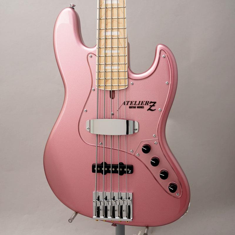 ■商品紹介アクティヴJBの代表機種「M#265」のカスタムカラーヴァージョン！M（Magunitude)#265は青木智仁氏のシグネイチャー・モデルとして発売されたモデルですが、今や数多のプロ/アマを問わないミュージシャン達が使用し、スタンダード・モデル且つ、アトリエ Zを代表する機種です。70年代のJBトーンを元にしたクリアな高域と図太い低域を持ち、木目の詰まったアッシュ・ボディから繰り出されるサウンドは、所謂ドンシャリ・サウンドの王道を体感でき、そのサウンドは唯一無二の個性を放っています。本器は青木氏が求めていたスペクトラム・ブーストを搭載したモデルとなっており、これまでの同モデルに比べ各段にパワー感が増し、十八番のスラップ時の大胆なサウンドに加え、多彩なジャンルにも対応出来る、新たなサウンドの可能性を感じさせる仕上がりとなっています。更に、コチラはネックをサテン仕上げにしていますので、フィンガリングもスムーズ！また、本機はカスタム・カラー、バーガンディーミストにマッチングヘッドを採用し、トラッドなルックスとなっております。レギュラーのM#265とは一味違った魅力を放つ一本を是非お試し下さい。■仕様詳細Scale : 34Neck : Maple 1P 21FBody : Ash 2PTuningkey : GOTOH GB528Bridge : ATELIER Z BB518Pickup : ATELIER Z JBZ-5Preamp : Bartolini XTCT + Spectrum boostControl : M Vol ，Balancer ，M Tone/sw，Treble/BassColor : BGM/MHWeight≒4.45kgギグケース付属検索キーワード：イケベカテゴリ_ベース_エレキベース_多弦ベース_ATELIER Z_M Models_新品 SW_ATELIER Z_新品 JAN:4562211297021 登録日:2026/02/13 エレキベース アトリエ アトリエZ アトリエゼット