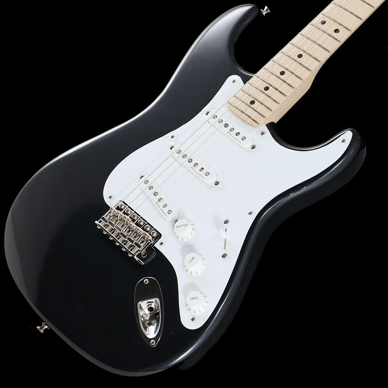 ■商品紹介度々、ライブステージでも使用される「Mercedes Blue」フィニッシュのCustom Shop Eric Clapton Signature Model！！Fender Custom Shopはフェンダー社が仕入れた木材の中から厳選されたマテリアルを用い、昔ながらのハンドクラフトと高い製作技術でフェンダー・ブランドにおける最上級のギターを制作するために1987年に設立されたセクション。長い歴史を誇るフェンダー社の伝統と技術を受け継いでいるセクションであり、マスタービルダーシリーズのような世界に1本しか存在しないモデルを始めとし、限られたスタッフにより組み上げられたカスタムショップならではのラインナップはまさに最上級。製作に使用される道具の数々は当時から使用されていた物を使用。フェンダーギターのノウハウを熟知したスタッフ達の拘りによって生み出される楽器は、弾き手を満足させる極上のクオリティとサウンドを誇り、生涯付きあうことのできる頼もしい相棒となることでしょう。ウッドマテリアルはCustom Shopラインのために厳選されたアルダーボディ、メイプル1ピースネック仕様。ネックシェイプはクラプトンモデルならではの極細Vシェイプに仕上げられ、握り込み易く、サテンフィニッシュによる滑りの良さは演奏時のストレスを軽減いたします。USAラインのモデルと比べても、更に細く仕上げられています。指板ラディアスは9.5Rと浅いのに対し、フレットは細いタイプのビンテージスタイルを採用。Rが浅いことで弦高を低くセッティングする事ができ、22F仕様により幅広い音楽に対応可能です。ブリッジはビンテージスタイルの6点止めシンクロナイズド・トレモロを使用。入荷時より5本のスプリングに木片が挟まれ、ブリッジが固定されております。木片を外し、スプリングをストラトキャスターの基本スペック3本にすることで、通常のストラトと同様のアーミングが可能。ブリッジを解体して木片を取り出すため、ご希望のお客様はお気軽にご相談下さい。ピックアップへはノイズ対策が施されたVintage Noiselessを三基搭載。ハムバッカーと同様にローノイズでレスポンスの良いサウンド。ビンテージタイプのピックアップに比べ、クリーン時のボリュームが大きいので軽めのドライブサウンドでも充分に歪みます。出力は高いのですが、クリアで鋭いシングルサウンド。トーン1には高音と低音をコントロールできるTBXトーンコントロール回路を装備。ジャズ・フュージョンに適した甘くマイルドなサウンドから、ブライトなカッティングサウンドまで1コントロールで調整可能としております。トーン2へはアクティブ・ミッドブースト・サーキットを搭載。0状態でフラット、ツマミをアップしていくことで25dBまでブースト可能。パワー感のあるロング・サスティーンサウンドも手元のコントロールで変化させる事が出来ます。王道のストラトサウンドから、モダンなブーストサウンドまで幅広いサウンド・メイキングができ、アーティスト・コレクションの中で最も万能と言えるでしょう。ヘッドトップにサインプリントが無い仕様はカスタムショップ製のみ。レギュラー生産のUSAモデルと比較しても、生鳴りで体感できるほどのクオリティ&サウンドの違いを是非体感下さい！！■仕様詳細■SPECBODY.....Select AlderNECK.....MaplePROFILE.....Soft V-ShapeFINGERBOARD.....Maple/9.5RadiusSCALE.....25.5’’(648mm)FRETS.....22F/VintageBRIDGE.....Blocked American Vintage Synchronized TremoloMACHINEHEAD.....VintagePICKUP.....3 Vintage NoiselessPICKGUARD.....1-Ply WhiteCONTROL.....Master Volume/TBX　Tone/Active Mid-Boost(0-25db)/5-Way Selector SWBODY FINISH.....PolyurethaneNECK FINISH.....Satin Polyuretane■専用ハードケース、認定書他付属検索キーワード：イケベカテゴリ_エレキギター_STタイプ_Fender Custom Shop_Custom Built Artist_新品 SW_Fender Custom Shop_新品 JAN:0717669620752 登録日:2022/12/26 エレキギター フェンダー ふぇんだー フェンダーカスタムショップ
