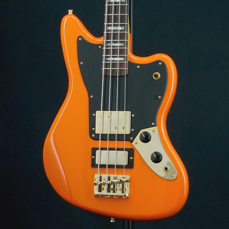 ■商品紹介Mike Kerr Jaguar Bassは、ヒットチャートを席巻するブリティッシュロックデュオRoyal Bloodの楽曲で聴くことができるマイク・カーの獰猛なトーンを提供します。アルダーボディにスラブローズウッド指板のメイプルネックを採用し、パンチと重厚なレゾナンス、そして極太なトーンを奏でます。コンパクトな30インチスケール長のModern Cネックは、そのスリムなシェイプとミディアムジャンボフレット、9.5インチラジアス指板のコンビネーションと相まって、モダンな演奏性を提供します。Mike Kerr Jaguar Bassは、マイクのアグレッシブなリフや激情のリードプレイを再現するのに最適な高出力ハムバッカーが搭載されています。ゴールドハードウェアとエレガントなブロックインレイが、Tiger's Blood Orangeフィニッシュを鮮やかに引き立て、真に印象的な美しさを作り出しています。細かな擦り傷や軽い打痕、ピックアップカバーやパーツ類にくすみはございますが、演奏上問題無くお使いいただけます。トラスロッドの余裕はあり、ネックコンディションも大きなクセは無く良好です。Weight≒3.92kg付属品：純正ソフトケース検索キーワード：イケベカテゴリ_ベース_エレキベース_小型ボディ・多フレット_Fender MEX_Artist_ユーズド SW_Fender MEX_ユーズド JAN:2500030945909 登録日:2026/10/20 エレキベース フェンダー ふぇんだー フェンダーメキシコ フェンダーMEX