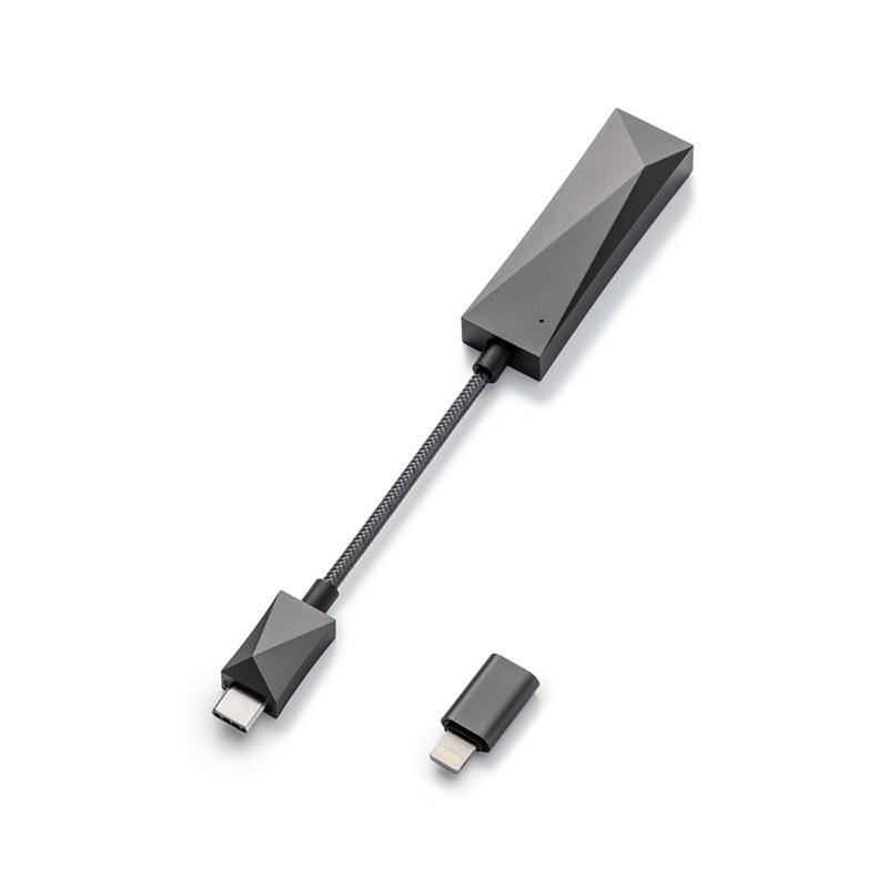 ■商品紹介【製品の特長】Hi-Fi Sound AnywhereESS ES9219MQデュアルDAC搭載、3.5mm4極マイク入力とMQAに対応●ES9219MQデュアルDACによる低歪み＆高S/NのサウンドAK HC3は、MQA等のHi-Fiサウンドを超高音質で再生でき、優れたノイズコントロールと低消費電力化を実現しているESS社SABRE HiFi DAC 「ES9219MQ」をデュアルDAC構成で搭載。PCM最大384KHz/32bit、DSD256のネイティブ再生に対応しています。Astell&Kernならではの低歪みかつ高S/Nのプレミアムなサウンド体験を実現します。●Astell&Kernならではの超精密音響設計技術AK HC3は、コンパクトなサイズと妥協のない性能で、いつでもどこでも手軽に本物のHi-Fiサウンドを楽しむことができます。Astell&Kernは、原音に忠実なハイレゾオーディオプレーヤーとして、多くの音楽愛好家に愛されています。そのプレーヤーで培った技術やノウハウを、コンパクトボディに凝縮しました。抵抗やコンデンサには超小型のものを使用し、性能向上をしながらも小型化を実現しました。また、AKプレーヤー製品に採用され、電源変動を抑制して安定したシステムとオーディオ性能を実現するテーラード超小型タンタルコンデンサーを搭載し、最適なオーディオ回路を構成しています。さらに接続機器を考慮し、バスパワーによる消費電流を最小限に抑えながらも、2Vrms（無負荷）の高出力化と118dBの高S/N、THD+N 0.0005%の低歪み化を同時に可能にしています。また、3.5mmアンバランス接続ながら-130dBの低クロストークを実現。これにより、ハイインピーダンスヘッドホンでもドライブすることが可能となり、また逆に高感度イヤホンを使用した場合でも、ノイズフリーで歪みの少ない原音に忠実なサウンドを楽しむことが可能です。●3.5mm4極マイク・コントローラー入力搭載AK HC3は、新たにユーザーからの要望が多かった3.5mm4極マイク・コントローラー入力に対応しました。これにより、3.5mm4極マイク・コントローラーに対応したイヤホンやヘッドホンを使用することで、ハイクオリティなサウンドとクリアな音声機能でゲーミング、テレワーク等での使用を可能にしました。※付属のLightning変換アダプター使用時は4極リモコンマイクには対応しません。●ノイズを抑制するリアオーディオ出力構造AK HC3は、機器に直接接続されたUSB端子側にDACを配置して音声信号を処理して出力する方式ではなく、ノイズを極限まで抑えたリアオーディオ出力構造を採用しています。機器からのデジタル信号は2重シールドケーブルを経由してオーディオ回路に入り、その後DACでアナログ信号に変換されます。デジタル信号を後から処理することで、よりノイズの少ない優れたサウンドを実現しています。●高耐久性デュアルノイズシールドケーブルAK HC3は、取り外しが不可能なケーブルを直結させたモデルとなっています。ケーブルまで含めた総合的なサウンドチューニングを可能にすると共に、より接点を少なくすることでノイズ対策と音質面、使いやすさを両立させています。ケーブル部にはノイズを最小限に抑え、鮮明でソースに対して忠実なサウンド実現するために、デュアルノイズシールドケーブルを採用しています。銅芯線に錫コーティングを施し、腐食防止と引っ張り力の強化で耐久性を高めています。さらに、ケーブル全体をアルミフィルムで包み、錫メッキ銅線を編むことで、ノイズによる音への干渉を極限まで抑えています。●超高解像度のMQA 8Xレンダラー搭載AK HC3は、より原音に近いサウンドを実現するために、超高音質なMQA 8X再生に対応したレンダラーを搭載しています。モバイルデバイスとAK HC3を接続すれば、MQA 8XまでのあらゆるMQAソースを再生することができます。MQAは高音質な音源フォーマットであるため、レンダラーを搭載したDACや対応した再生機器が必要ですが、AK HC3があればMQA音源をより手軽に楽しむことが可能です。*AK HC3をハードウェアMQAレンダラーとして使用するためには、MQAアンフォールディングに対応したソフトウェア・コアデコーダーが必要です。●Roonの動作確認済みデバイスAK HC3はRoonテスト済みデバイスです。簡単なセットアップと毎日の使用を保証するためにRoonチームによってプロファイリングされています。Roonテスト済みデバイスをお持ちの方、または購入を検討されている方は、安心してご利用いただけます。●LEDインジケーターによる状態表示AK HC3は、楽曲の再生状態を表示するLEDインジケーターを搭載しています。スタンバイ時にはホワイト、PCM再生時にはレッド、DSD再生時にはブルー、MQA再生時にはマゼンタのカラーが点灯します。※イヤホンジャック部にセンサーが搭載されており、プラグが挿入された状態の時のみ接続先がUSB-DACとして認識します。●バスパワー駆動で簡単便利なプラグ＆プレイプラグ＆プレイに対応したUSB Type-Cポートを持つWindows PC、Mac、スマートフォン、タブレットに直接接続するだけで、Astell&Kernならではの優れたサウンドを簡単に楽しむことができます。接続した再生機器からの電力を利用するバスパワー方式なので、充電の必要はなく、別途外部サウンドカードやアンプ、DACに接続する必要はありません。また、AK HC3にはUSB Type-C to Lightning変換アダプターが付属し、iOSデバイスにも対応します。※付属のLightning変換アダプター使用時は4極リモコンマイクには対応しません●Android専用アプリ「AK HC」によるボリュームコントロール機能USB-DACをAndroidデバイスで使用する場合、接続した機器が自動的に最大音量に設定される、または小音量で再生されるなど、互換性の問題が発生することがあります。このような問題を解決し、AK HC3の音量をより細かく調整できるようにするため、Android OS向けボリュームコントロール用スマートフォンアプリ「AK HC」が配信されています。●デザインコンセプトAK HC3は、フルアルミニウムハウジングを採用し、わずか20gという超軽量化を実現しました。小型、軽量なボディは、Astell&Kernのデザイン哲学を体現し、音楽に対する基本的な精神を強調しています。デザインは、アイデンティティである「光と影」のコンセプトを継承し、トラバースの中心線を中心とした4つのシャープな側面は、全て比例配置され、一点に収束することで独特の反射と玉虫色を実現しています。輪郭やロゴなどのデザイン要素以外はすべて隠蔽された高品位な仕上げで、視覚的な邪魔をすることなく、音楽への没入感を高めています。【製品の仕様】モデル名 AK HC3カラー Dark Gray本体素材 アルミニウムDAC ESS Technology ES9219MQ×2 (Dual-DAC)対応サンプリングレート PCM最大 : 384KHz/32bitDSD最大 : DSD256(11.2MHz/1bit) ステレオ入力 USB Type-C / Lightning（付属変換コネクター使用）対応OS Windows 10、11 / MAC OS X 10.7以上Android OS / iOS（スマートフォン&タブレットPC）出力 3.5mmアンバランス出力 (CTIA規格4極マイク・コントローラー入力対応)LEDインジケーター スタンバイ状態：ホワイト / PCM：レッド / DSD：ブルー / MQA：マゼンタサイズ (W×H×D) USBプラグ部：12.5mm × 21mm × 8.7mmヘッドホン出力部：18.2mm × 59mm × 11.5mm重量 約20gアウトプットレベル 2Vrms (無負荷)周波数特性 ±0.013dB (20Hz~20kHz)±0.020dB (20Hz~70kHz)S/N比 118dB @ 1kHzクロストーク -130dB @ 1kHzTHD+N 0.0005% @ 1kHzIMD 0.0002% 800Hz 10kHz (4:1)出力インピーダンス 2Ω付属品 USB Type-C to Lightning変換アダプター生産国 韓国メーカー保証 本体1年 / 付属品90日検索キーワード：イケベカテゴリ_レコーディング_レコーダー・プレイヤー_プレイヤー_Astell&Kern_新品 SW_Astell&Kern_新品 JAN:8809755503253 登録日:2026/07/21 アステル＆ケルン A&K アステル&カーン