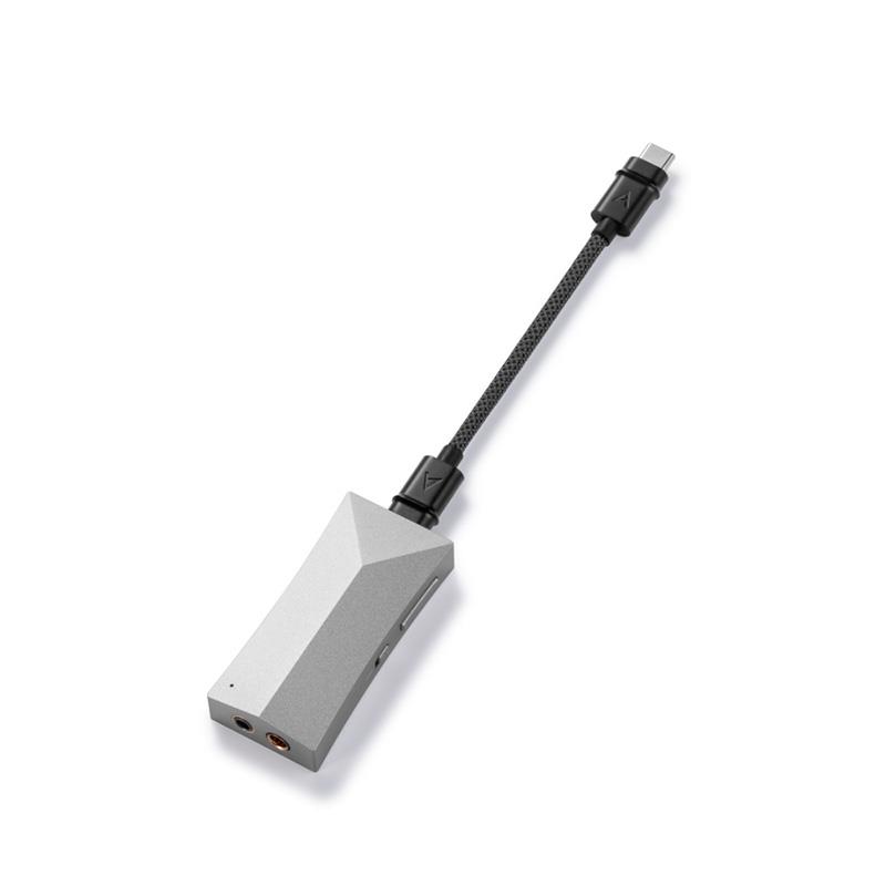 ■商品紹介【製品の特長】- Hi-Fi Sound on the Move -AKM AK4493S DAC搭載、3.5mm/4.4mmデュアル出力UAC2.0/UAC1.0切替機能で家庭用ゲーム機との接続にも対応リアルタイムアップサンプリング機能「DAR」搭載ポータブルUSB-DAC●【Hi-Fi Sound on the Move】先進のテクノロジーを搭載したポータブルUSB-DAC『AK HC4』は、USBケーブル着脱式と3.5mmアンバランス/4.4mmバランス（5極GND結線）のデュアル出力を採用したHi-FiポータブルUSB-DACです。Type-CとLightningの2本のデュアルノイズシールドケーブルが付属。アンバランス2Vrms、バランス3Vrmsの高出力を確保しつつ高いS/Nと低歪、低クロストークを実現。ケーブル一体型のAK HC2やAK HC3とはまた異なるサウンドと利便性を提供します。超低歪と低消費電力を両立したAKMの32bit DAC AK4493Sを搭載。さらにリアルタイムアップサンプリング機能「DAR」（Digital Audio Remaster）を搭載。また、AK HC4はUAC2.0/UAC1.0切替機能を搭載し、家庭用ゲーム機との接続にも対応可能です。AK HC4は、Astell&Kernの原音に忠実なサウンドでHi-Fiオーディオストリーミングサービスや動画配信、ゲームに至るあらゆるコンテンツを手軽にお楽しみ頂けます。●AKM製32bit DAC AK4493SによるハイレゾリューションサウンドAK HC4は、AK HCポータブルUSB-DACシリーズで初となるAKM製32bit DACを搭載しました。AK HC4に採用された「AK4493S」は、超低歪と低消費電力を両立したDACです。さらにAstell&Kern独自のノイズコントロール技術、低消費電力設計、超精密アンプ設計技術により強化され、高品質なHi-Fiサウンドを実現しています。PCM384KHz/32bit、DSD256のネイティブ再生に対応し、高精細なサウンドを体感頂けます。※高ビットレートのハイレゾ音源の再生には、別途音楽再生ソフトウェアが必要になる場合があります。またWindows PCで使用する場合にはUSB-DACドライバーのインストールが必要です。サポートページを参照ください。 ●Hi-Fiサウンドのための高精度DACとアンプ設計安定した3.5mm/4.4mmデュアル出力と高品位Hi-Fiサウンドを得るために、AK HC4は標準的なDAC内蔵のアンプを凌駕する独自のアンプ回路を導入しています。コンパクトかつ軽量で持ち運びやすさを維持しながら、優れたサウンドを実現するために、超小型抵抗とコンデンサーを採用。また、電源変動を抑制することで安定したシステムとオーディオ性能を生み出すAKプレーヤー製品に採用されている超小型タンタルコンデンサーを使用し、最適なオーディオ回路設計を実現しました。さらに独自のパワーマネージメント技術により、接続機器に対する消費電流を最小限に抑え、出力とオーディオ性能を向上させています。●3.5mm/4.4mmデュアル出力AK HC4は、3.5mm3極アンバランスと4.4mm5極バランス（5極GND結線）のデュアル出力を搭載しています。3.5mmアンバランス出力は2Vrms、4.4mmバランス出力は3Vrmsの高出力を確保しつつ高いS/Nと低歪、低クロストークを実現していることによって、高感度なIEMから高インピーダンスのヘッドホンまで、接続機器のパフォーマンスをより引き出します。●DAR（デジタルオーディオリマスター）テクノロジーで原音をより鮮やかにAK HC4は、Astell&Kernの最新デジタルオーディオプレーヤーにのみ搭載されていたAKMのサンプルレートコンバーターAK4137EQを使用したリアルタイムアップサンプリング機能である「DAR」（Digital Audio Remaster）テクノロジーを搭載しています。このDAR機能は、再生する音源のサンプリングレートをリアルタイムにアップサンプリングして、音源フォーマットの限界を超えるために開発された機能です。高いサンプリングレートによって、さらに洗練された音源再生が可能となり、繊細でアナログライクな音を提供し、倍音の豊かさ、音楽の微妙なニュアンスの違い、豊かな響きを、より高い次元で楽しむことをサポートします。DAR機能は側面のDARスライドキーにより直感的にON/OFFができ、楽曲や自分の好みに合わせて切替えが可能です。再生される音源のサンプリングレートを、PCMは384KHz/352.8KHz、DSDはDSD256にアップサンプリングします。【DARオン：PCM再生】・44.1/88.2/176.4KHzのPCMは352.8KHzに変換して再生されます。・48/96/192KHzのPCMは384KHzに変換して再生されます。※量子化ビット数16/24/32bitは全て32bitに変換されます。 【DARオン：DSD再生】・DSD128以下のDSDファイルは、DSD256に変換して再生されます。 ●UAC 2.0/UAC 1.0切替機能を搭載によりゲーミングDACとして使用可能最新のスマートフォンやタブレット、PCはUAC 2.0接続をサポートしていますが、家庭用などの多くのゲーミングデバイスはUAC 1.0接続のみをサポートしていることが多いです。AK HC4は、UAC 2.0とUAC 1.0の切替機能を搭載し両方の接続に対応することで、クロスプラットフォームでのサウンド体験を可能にします。AK HC4をPlayStationやSwitchなどのゲーム機器に接続し、低遅延かつ強化されたサウンドで没入感のあるゲーム体験をお楽しみください。※3.5mm4極インラインマイクには対応しません。【AK HC4のUACモード切替】・AK HC4をデバイスに接続時、初期設定はUAC 2.0モードです。・デバイスに接続した状態でボリュームボタン「+」と「-」を同時に3秒間押すと、LEDが緑色に変わり、UAC 1.0モードに切り替わります。・切り替えはUAC 2.0からUAC 1.0へのみ可能で、一度UAC 1.0で接続するとUAC 1.0からUAC 2.0への切り替えはできません。UAC 2.0モードに戻すには、デバイスと再接続する必要があります。●ノイズを抑制するリアオーディオ出力構造AK HC4は、デバイスに直接接続されたUSB端子側にDACを配置して音声信号を処理して出力する方式ではなく、ノイズを極限まで抑えたリアオーディオ出力構造を採用しています。デバイスからのデジタル信号は2重シールドケーブルを経由してオーディオ回路に入り、その後DACでアナログ信号に変換されます。デジタル信号を後から処理することで、よりノイズの少ない優れたサウンドを実現しています。●高耐久デュアルノイズシールドケーブルAK HC4は着脱式USBケーブルを採用。ケーブルはType CとLightning、2本のショートケーブルが付属します。ノイズを最小限に抑え、より鮮明なサウンドを提供するために、デュアルノイズシールドケーブルを採用しています。銅芯線には錫コーティングを施し、腐食防止と引張力の強化で耐久性を高めています。さらに、ケーブル全体をアルミフィルムで包むことでノイズを遮断し、電源ケーブルの周囲にもシールドを施すことで電源ノイズを最小限に抑えつつ、錫メッキ銅線を編み込むことでノイズ耐性を高めています。TPEジャケットの上にファブリックジャケットを被せたこのデュアルノイズシールドケーブルは、耐久性と使いやすさを両立させつつ、見た目の美しさも兼ね備えています。●バスパワー駆動で簡単便利なプラグ＆プレイプラグ＆プレイに対応したUSB Type-Cポートを持つWindows PC、Mac、スマートフォン、タブレットに直接接続するだけで、Astell&Kernならではの優れたサウンドを簡単に楽しむことができます。接続した再生機器からの電力を利用するバスパワー方式なので、充電の必要はなく、別途外部サウンドカードやアンプ、DACに接続する必要はありません。また、AK HC4にはUSB Type-C to Lightningケーブルも付属するためiOSデバイスにも対応します。●LEDインジケーター本体の前面にLEDインジケーターを搭載しており、楽曲の再生状態とUSB接続状態（UACモード）を表示します。スタンバイ時にはホワイト、PCM再生時にはレッド、DSD再生時にはブルー、UAC 1.0モード接続時はグリーンのカラーが点灯します。※UAC 1.0接続時は楽曲の状態に関わらずグリーンに固定されます。●デザインコンセプトAK HC4は、小型ながらシンプルかつ繊細なデザイン要素により、Astell&Kernのデザイン哲学である「光と影」を継承しています。ユニボディ構造を採用することで、ボンディングラインを最小限に抑え、滑らかですっきりとした外観となり、全体の完成度をさらに高めています。これは、3.5mmと4.4mmのデュアル出力によるサイズの負担を最小限に抑えることができる設計となっています。特にフロントエッジのラインは中央に集まるように左右対称にデザインされており、視線が自然と中央に集まるバランスの良い外観にしています。また、側面には凹のラインをデザインし、人の手に自然になじむフォルムで、使いやすさと快適さを実現しています。側面のキーは両端を持ち上げるか、ドットエンボスのディテールに分けることで、指先の感覚だけで各機能を使い分けることができます。【製品の仕様】モデル名 AK HC4本体カラー Moon Silver本体素材 アルミニウムサイズ (W×H×D) 29.5mm × 64.5mm × 14.5mm重量 約31gDAC AKM AK4493S対応サンプリングレート PCM : 384KHz/32bitDSD : DSD256(11.2MHz/1bit) ステレオ入力 USB Type-C (UAC 2.0 / UAC 1.0 切替可能)対応OS Windows 10、11 / MAC OS X 10.7以上Android OS / iOS（スマートフォン&タブレットPC）Switch / PS5（家庭用ゲーム機）出力 3.5mmアンバランス出力 (3極)4.4mmバランス出力（5極GND結線）アウトプットレベル(無負荷) 2Vrms(アンバランス) / 3Vrms(バランス)出力インピーダンス 0.9Ω(アンバランス 3.5mm) / 1.6Ω(バランス 4.4mm)周波数特性 ±0.062dB (20Hz~20KHz)， アンバランス / ±0.063dB (20Hz~20KHz)， バランス±0.066dB (20Hz~70KHz)， アンバランス / ±0.067dB (20Hz~70KHz)， バランスS/N比 118dB @ 1KHz， アンバランス / 118dB @ 1KHz， バランスクロストーク -134dB @ 1KHz， アンバランス / -136dB @ 1KHz， バランスTHD+N 0.0005% @ 1KHz， アンバランス / 0.0009% @ 1KHz， バランスIMD 0.0005% 800Hz 10KHz (4:1)， アンバランス / 0.0004% 800Hz 10KHz (4:1)， バランス付属品 Type-Cデュアルノイズシールドケーブル，Lightningデュアルノイズシールドケーブル生産国 韓国メーカー保証 本体1年 / 付属品90日検索キーワード：イケベカテゴリ_レコーディング_レコーダー・プレイヤー_プレイヤー_Astell&Kern_新品 SW_Astell&Kern_新品 JAN:8809954220647 登録日:2026/07/21 アステル＆ケルン A&K アステル&カーン