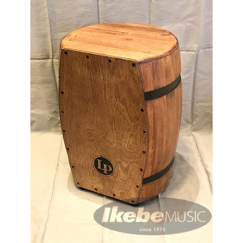 ■商品紹介☆LP/新製品・ウイスキーバレルを連想させるユニークなカホンが入荷！☆まるで本物の酒樽のようなこのカホンは、ニュージーランド産パイン材によるコンガ状のステイブ（筒）と、ポプラ材の打面で作られています。コンガのような丸みを帯びた形状により、カホンのアタック音と豊かな低音の響きを持ちあわせており、ピッコロからベースにわたる幅広いサウンドレンジを得られます。 こちらの、トゥンバ・モデルは、中低域のサウンドを重視するプレイヤーにお勧めの音域となっております。一見カホンには見えない、スツールのようなルックスもポイント。ご自宅や店舗で使用するインテリア兼楽器としてもオススメです。＜スペック＞■サイズ：20″H x 13″W x 13-1/2″D ■打面材：ポプラ材■ボディ材：ニュージーランド産パイン材■カラー：ウィスキーバレル(樽)検索キーワード：イケベカテゴリ_パーカッション_カホン_LP_新品 SW_LP_新品 JAN:0647139424101 登録日:2017/08/26 カホン パーカッション エルピー ラテンパーカッション