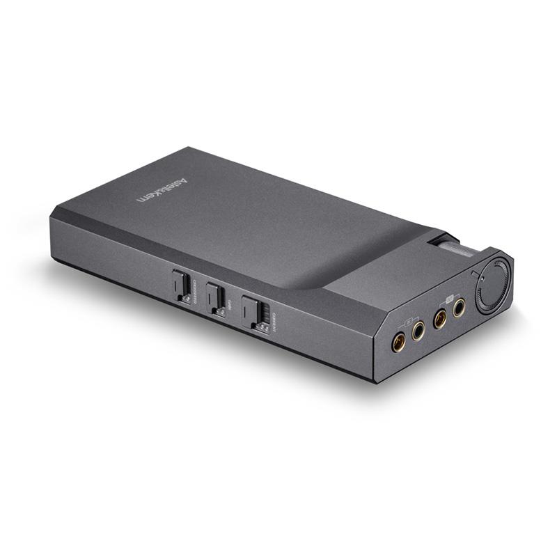 ■商品紹介【製品の特長】Astell&Kern、ブランド初のアナログポータブルヘッドホンアンプPortable Class-A Amplifier4.4mm5極トゥルーバランス入出力とアナログClass-Aアンプ搭載●Portable Class-A AmplifierAK PA10は、Astell&Kernがこれまで培ってきたアンプ回路設計技術のノウハウを最大限活用したClass-A（A級動作）アナログアンプを初めて導入したモデルです。A級アンプは、最も優れたリニア出力を持ち、歪みや欠陥のない信号を増幅することで、柔らかくて暖かい、自然な音を提供します。この特性から、音楽愛好家から最も支持されている増幅方式ですが、消費電力が大きく、ポータブルオーディオ機器では設計が非常に困難となります。AK PA10は、Astell&Kern独自の回路設計技術により、ノイズを除去しながら消費電力を抑え、出力を向上させることが可能となり、いつでもどこでもClass-Aアンプの素晴らしいサウンドを楽しめるよう特別に設計されています。●Astell&Kern独自のテクノロジー「TERATON ALPHA」のサウンドソリューションAstell&Kernが開発した主要回路を一体化した究極のサウンドソリューション「TERATON ALPHA（テラトン・アルファ）」が組み込まれています。TERATON ALPHAは、効果的な電源ノイズの除去、効率的な電源管理、歪みの少ない増幅により、オーディオ出力インターフェースを通して原音に近いオーディオ再生を実現するAstell&Kernの究極のサウンドソリューションです。アーティストやプロデューサーが意図した原音に近い音を再生するために、数万時間に及ぶ継続的な研究開発から生まれたAstell&Kernの特許技術を搭載しています。優れたヘッドホンアンプは、安定した出力を実現するだけでなく、電源、ノイズ、信号遷移、回路構造など、全てのパーツが入念に設計され、ピュアで真のサウンド再生を実現します。AK PA10は、ポータブルなサイズでありながら、様々なヘッドホンやIEMとシームレスに接続でき、歪みのない超高音質を再生するAK Ultimate Sound SolutionであるTERATON ALPHAテクノロジーを追加し、さらに強化しました。AK PA10は、TERATON ALPHAのサウンドソリューションとして開発され、ピュアで濃厚なアナログサウンドを作り出します。●3段階設定のClass-Aカレント（電流）コントロールヘッドホンアンプは、ヘッドホンをドライブするための必要な出力を得るためだけに設計されているわけではありません。AK PA10は、様々なヘッドホンやIEMに合わせて電流をコントロールし、より濃密で空間的なサウンドを再現できるようにしました。Class-Aアンプのカレント（電流）を3段階設定でコントロールすることで、電流値に対するA級アンプの特性を強調し、より力強いサウンドを作り出します。また、消費電力が大きいことによるバッテリー消耗の懸念についても、電流値のコントロールによって対応しました。3段階のカレントコントロールオプションにより、ヘッドホンやIEMの特性に合わせた音のディテールや濃密さの変更が可能です。AK PA10のClass-Aアンプが生み出す、リアルな質感の空間的なサウンドをお楽しみください。※[Low] デフォルト / [Mid] +50mA / [High] +100mA●最大6.2Vrms高出力対応のゲインコントロール様々なヘッドホンやIEMで再生した際に、音楽の微妙なニュアンスまで引き出すためには、ヘッドホンをドライブする十分なアンプの出力が必要です。AK PA10は出力を変更する2段階のゲインコントロールを備えており、バランス出力に接続した場合、ハイゲイン時で最大6.2Vrmsの高出力に対応することができます。使用するヘッドホンやIEMのベストなサウンドを提供するゲインレベルを選択し、透明感のあるサウンドを楽しむことができます。AK PA10は、お使いのオーディオ機器が持っているポテンシャルを最大限に引き出します。※[ローゲイン] アンバランス 2.1Vrms / バランス 4.2Vrms (無負荷)※[ハイゲイン] アンバランス 3.1Vrms / バランス 6.2Vrms (無負荷)●アンバランスとバランスを物理的に分離した4.4mm5極トゥルーバランス入出力ポータブルヘッドホンアンプの多くは、4.4mm5極バランス入力に対応しておらず、3.5mm3極アンバランス信号を4.4mm5極バランス信号に切り替えたりしています。しかし、このような入出力の組み合わせは、ソースデバイスの純粋なバランス出力を使用できず、移行プロセスで信号が失われることになります。そこでAK PA10は、ポータブルClass-Aアナログアンプとしては珍しい、4.4mm5極トゥルーバランス入出力をサポートし、高出力で鮮明な音の再生を可能にしました。また、3.5mm3極アンバランス入出力にも対応しているので、より多くの機器と組み合わせて使用することも可能です。音源ソースを最大限劣化させずに増幅して出力する為に、3.5mm入力時は3.5mm出力のみ、4.4mm入力時は4.4mm出力のみのトゥルー出力になっています。●スピーカーに近い音像を実現するハードウェア・クロスフィード機能左右のチャンネルが明確に分離したヘッドホン環境では、長時間のリスニングで耳の疲れが増すことがあります。クロスフィードをオンにした瞬間から、鮮明でありながら心地よいサウンド体験が始まります。クロスフィードは、片方のチャンネルのオリジナル信号の一部をミックスし、その信号を時間差で反対側のチャンネルに送り、音像を中央に定位させる機能です。これによりスピーカーで聴くような自然なサウンドを可能にします。AK PA10のクロスフィード機能は、デジタルソフトウェアではなく、ハードウェア回路設計によって実現されており、原音の音質を損なうことなく、よりシームレスで洗練されたクロスフィード効果を提供します。●Astell&Kern独自のアナログボリュームAK PA10は、Class-A アナログアンプのサウンドをシームレスに再現する、Astell&Kern独自のアナログボリュームを搭載しています。また、クロスフィード、ボリューム、アンプなど、オーディオブロックごとに電源ICを分けて搭載しており、各オーディオICに最適な電力を供給することが可能です。DC-DC電源の干渉リップルノイズ（電源投入時に発生する波紋状のノイズ）を排除し、音と共に増幅されるノイズを最小限に抑えることができます。さらにノイズや電磁波がオーディオブロックに影響を与えないよう独自のシールド缶技術を適用し、アンバランス回路とバランス回路を物理的に分離する設計により、高出力ながらも低ノイズ、低歪化を実現させました。●Class-Aアンプでクラストップレベルの再生時間を実現AK PA10の電源には4，200mAhのバッテリーを搭載。Astell&Kernならではの優れたバッテリーコントロールにより、Class-Aアンプながら最大約12時間の連続再生を実現しました。さらにUSB Type-Cポートによる急速充電にも対応します。携帯性に優れながらも、クラストップレベルの再生時間を誇るAK PA10で、Astell&Kernのアナログサウンドをいつでもどこでもお楽しみください。●デザインコンセプトAK PA10のデザインコンセプトは「スロープ」です。Astell&Kernのアイデンティティを示す外観デザインで、パワフルな性能と人間工学に基づいた手になじむ優れたフィット感を描くイメージでデザインされています。加工された八角柱型のアルミ製本体に、斜めに傾斜した面をあしらいました。文字面はAstell&Kernのデザインアイデンティティを提示し、端末の滑りを防止します。ラバーパッドでフィット感を高めるユニボディデザインをプレーヤーに装着することで、プレーヤーにパーティングラインを見せないシームレスなデザインを実現しています。繊細な加工が施されたボリュームホイールは、本体に収納された1つのユニットで、操作部とボリューム識別部が別々になっています。これにより、ユーザーが不用意にボリュームホイールを操作することを防ぎ、現在の出力レベルを視覚的に確認しながら、同時にボリュームをコントロールすることができます。また、前面にゴムパッドを設けることで、オーディオプレーヤーとAK PA10を付属のゴムバンドで束ねた際に、動いたり振動したりすることなく一体化させることができます。さらに、Astell&Kernのロゴをイメージした3Dテクスチャーパターンを施し、高級感を演出しています。また、サイドスイッチにはインジケーターを採用し、各機能の設定を直感的に把握できるようにするとともに、AK PA10全体の堅牢で個性的なインダストリアルデザインに華を添えています。【製品の仕様】モデル名 AK PA10カラー Graphite Gray本体素材 アルミニウム＆シリコンアナログ入力 アンバランス 3.5mm 3極 / バランス 4.4mm 5極ヘッドホン出力 アンバランス 3.5mm 3極 / バランス 4.4mm 5極最大入力 アンバランス 2Vrms / バランス 4Vrmsアウトプットレベル [低ゲイン] 2.1Vrms アンバランス / 4.2Vrms バランス（負荷無し）[高ゲイン] 3.1Vrms アンバランス / 6.2Vrms バランス（負荷無し）推奨ヘッドホンインピーダンス 16 〜 300 Ωサイズ (W×H×D) 約 73mm × 140mm × 23.3mm重量 約325g充電ポート USB Type-C動作温度 0℃ ~ +40℃周波数特性 [低ゲイン] ±0.2dB (20Hz~20kHz) アンバランス / ±0.2dB (20Hz~20kHz) バランス[高ゲイン] ±0.06dB (20Hz~20kHz) アンバランス / ±0.06dB (20Hz~20kHz) バランスS/N比 [低ゲイン] 111dB @ 1kHz， アンバランス / 115dB @ 1kHz， バランス[高ゲイン] 114dB @ 1kHz， アンバランス / 117dB @ 1kHz， バランスクロストーク [低ゲイン] -83dB @ 1kHz， アンバランス / -110dB @ 1kHz， バランス[高ゲイン] -83dB @ 1kHz， アンバランス / -110dB @ 1kHz， バランスTHD+N [低ゲイン] 0.0045% @ 1kHz， アンバランス / 0.0015% @ 1kHz， バランス[高ゲイン] 0.0027% @ 1kHz， アンバランス / 0.0013% @ 1kHz， バランス出力インピーダンス アンバランス 3.5mm (1.1Ω) / バランス 4.4mm (1.3Ω)バッテリー 4，200mAh 3.8V リチウムポリマー充電時間 約3時間 (9V/1.67A 急速充電) / 約4時間 (5V/2A 通常充電)再生時間 約12時間 (アンバランス入力1Vrms / 低ゲイン / ボリューム30%)付属品 USB Type-Cケーブル（C to C）， ラインケーブル(ケーブル長約10cm / 3.5mm3極 to 3.5mm3極)，シリコンバンド×2， クイックスタートガイド生産国 韓国メーカー保証 本体1年 / 付属品90日検索キーワード：イケベカテゴリ_レコーディング_レコーダー・プレイヤー_プレイヤー_Astell&Kern_新品 SW_Astell&Kern_新品 JAN:8809755503659 登録日:2026/07/21 アステル＆ケルン A&K アステル&カーン