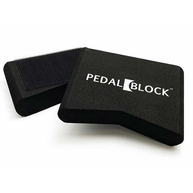 ■商品紹介☆Pedal Block Stage Black☆超強力なベルクロ（マジックテープ）でカーペットやマットに貼り付け、演奏中のツインペダル（スレイブ側）、ハイハットスタンドのスベリを防止するアイテムです。素材にEVAフォーム(発砲プラスチック)を採用している為、非常に軽量でありながらも滑り止め効果が高く、楽器本体も傷めない工夫が施されております。ドラム以外にも、演奏中のスベリを防止したいキーボードのサスティンペダル等、様々にご使用頂けます。平らな面とV字型の2種類の側面があることで、様々なペダルに対応します。接する部分が平らなペダルには平らな面、丸みを帯びたペダルや小さいペダルにはV字型の面を使用します。サイズ：長さ13.5 x 幅10 x 厚さ2.5（cm） ※ベルクロ部除くカラー：ブラック検索キーワード：イケベカテゴリ_ドラム_その他ドラムアクセサリ_Kick Block_新品 SW_Kick Block_新品 JAN:0860001392623 登録日:2020/08/25 ドラム関連