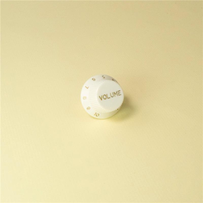 ■商品紹介■デザイン大好評の「ギターつまみリング」に、フェンダー系のTONE・VOLUMEリングが登場！大き目なサイズ感とカラフルなプラパーツは、どんな装いにも合わせやすい優れもの！リング部分はシルバーニッケルで、カジュアルに身に着けられます。それでいて、バンドマンだけに「！それって！」と刺さる、バンドマン探知機のようなアイテムなので、このリングがきっかけでバンドが組めちゃったりして。大き目モチーフのリングで、「音楽」も「かわいい」も存分にアピールしちゃいましょう！■サイズ・11号（フリー）・外寸　縦: 約 3.2cm、横: 約 2.5cm■注意事項＊こちらの商品は他ECサイトでも販売しております。在庫情報の更新は迅速を心掛けておりますが、万一ご注文時に売り切れていた際は、商品がご用意できない場合がございますのでご了承ください。＊画像の色味は屋内外の光の照射や角度により実物と異なって見える場合がございます。ご了承ください。＊輸入パーツのため、表面に細かい傷がついている場合がございます。それを踏まえたお値段設定になっています。＊一つ一つ手作りのため個体差がございます。検索キーワード：イケベカテゴリ_楽器アクセサリ_その他楽器アクセサリ_tsundrum_chan_新品 SW_tsundrum_chan_新品 JAN:4571642983571 登録日:2025/09/24 ツンドラムチャン ツン ドラム ちゃん kawaii かわいい カワイイ ハンドメイド 女子 大人かわいい ガールズ おしゃれ オシャレ お洒落