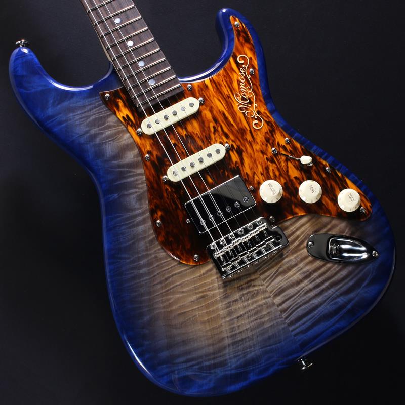 ■商品紹介Deviser Limited Model Equipement Souvenir◆特別な1本を。「EQS (Equipement Souvenir)」英語では「お土産」と訳される「Souvenir」は、フランス語では「記憶」や「思い出」といった意味を持ちます。「EQS」ラインナップではこれらの言葉をテーマに、モデルを見て、触って、聴いていただいたときに、そのモデルと一緒に形作られた大切な思い出を想起させるような楽器になるようにと願いを込めた特別な1本を製作しています。木々各々の個体が持つ杢目により、すでに2本とない見た目であることはもちろんですが、本ラインナップでは異なるカラーリングやピックガードの組み合わせによって、世界にたった1つの楽器としてお楽しみいただけます。◆豊かな杢目を持つトチ材のボディトップ栃の木は日本では古くから家具材や建材に使用されることもあった歴史のある材で、豊かな杢目を持つ個体が多いことが特徴。美しい木肌は塗装映えも素晴らしく、カラーリングによって様々な表情を見せてくれます。今回のモデルでは、数々の材を塗り分けて来た塗装の職人がトチ材の杢目を生かす為、杢目を立てる木地着色と色合いを乗せる中間着色を絶妙に使い分け仕上げました。トチ材が持つ杢目の魅力とサウンドを存分にご体感ください。◆インディアンローズウッド指板紫檀（したん）の和名を持つローズウッドの種類のひとつ「インディアンローズウッド」。現在、飛鳥工場で製作されるモデルのほとんどに採用されており、最もスタンダードな指板のひとつです。◆EQSモデルの特別ロゴヘッド裏にはEQSモデルの証である特別ロゴを採用しています。■仕様詳細SpecificationBody Top: Flame TochiBody: Alder2PNeck: Quartersawn MapleFingerboard: Indian RosewoodFrets: Jescar 9662NSNut: Oiled BoneMachineheads: GOTOH SD91-05M MG-TBridge: GOTOH GE-108TSPickups: Momose VS-1 x2 + BEANOカバードControls: 1Vol，2Tone，5way SwitchScale: 648mm(25.5inch)Width at Nut: 42.0mmRadius: 210RFinish: Top LacquerStrings: Elixir NANOWEB Light(.010-.046)Accessories: プロテクトケース、六角レンチ、保証書約3.40kg検索キーワード：イケベカテゴリ_エレキギター_STタイプ_momose_MC Models (Original ST Type)_新品 SW_momose_新品 JAN:4571697771284 登録日:2026/03/20 エレキギター モモセ 百瀬