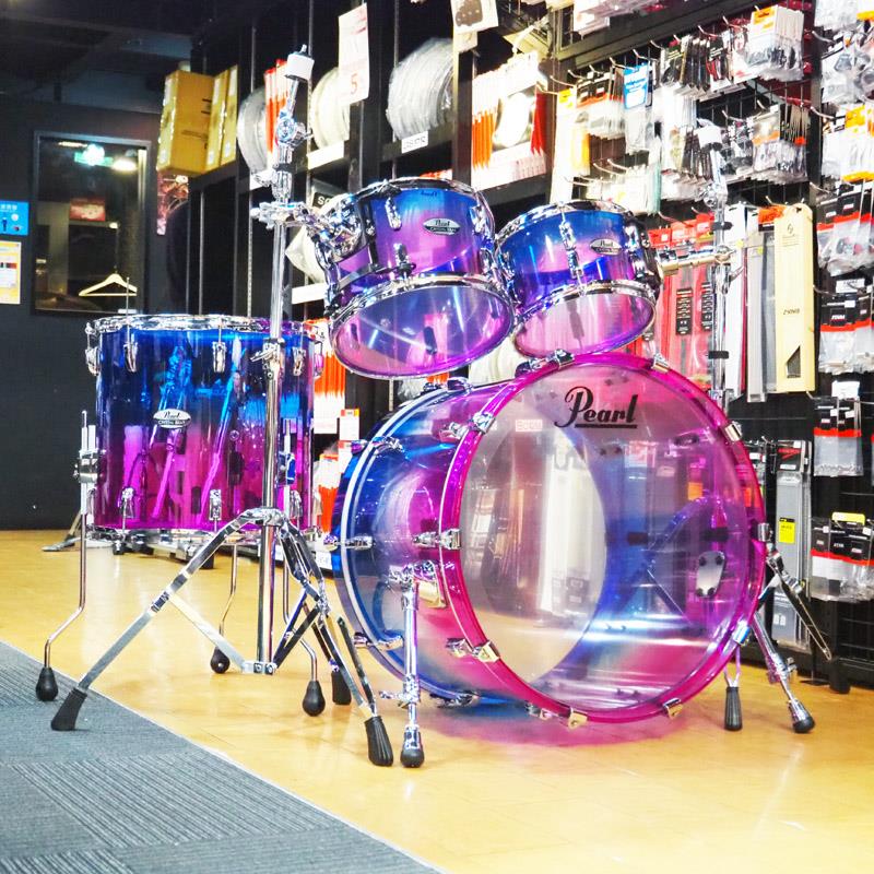■商品紹介CRYSTAL BEATThe Original Seamless Acrylic Drum Set.色彩と透明感が響き合う、限定のフェイドカラー1973年の登場以来、Crystal Beat Beat（w/ シームレス・アクリルシェル）は、音抜けの良さと圧倒的なパワー、そして視覚を貫く存在感で、唯一無二のキャラクターを築いてきました。精巧に成型されたシームレス・アクリルシェルが、パールならではの明瞭なアクリルサウンドを引き出します。そして弊社創立80 周年となる2026 年に限定のフェイドカラーが登場。Blue/Clear とBlue/Purple 、透明感を活かした鮮やかなフェイド仕上げが、アクリルならではの光彩を際立たせます。〜クリスタルビートの輝きに、特別な彩りを。Molded Acrylic Shell柔軟性に富む、7mm厚のアクリル製シェルは、シリンダー状の素材から深さに合わせて精密にカット成型され、プレイ時のショットによってわずかにたわむことにより、パンチの強さとアタックを実現。 また、いわゆるもろさが少ないため、これまでアクリルドラムを悩ませていたひび割れや破損の影響を受けにくくなっている。そして45°ベアリングエッジは、わずかに丸みを帯びたエッジの頂点でハンドカットされ、コントロール性とアーティキュレーションを高めて、力強いパンチを生む。Crystal Beat Shell HardwareCrystal Beatドラムは、アクリルシェルならではの、豊かなボリュームと明瞭な響きを最大限に引き出すハードウェア群を採用。それらには、格納式スパイクを備えたバスドラムスパー、スムーズなCRBLラグ、フロアタムレッグ・エアサスペンションラバーチップ(R-40)、オプティマウント サスペンションシステム、ダイカスト製バスドラムクローフック、1スチールフープが含まれ、各ドラムのチューニングやセットアップに貢献するだけでなく、Crystal Beatドラムキット全体の全体的なサウンドの向上にも一役買っている。シェル：Seamless Acrylic Shells (TT & FT：6mm / BD：7mm)カラー：#734 Cotton Candy Fadeフープ：Tom Tom & Floor Tom ＝ 1.6mm Steel Hoops　　　：Bass Drum ＝ Seamless Acrylic (Matching Shell Finish)ラグ：Crystal Beat Original Lugsタムマウント：Optimount Suspension Systemパーツフィニッシュ：Chrome＜CRB524FP/C セット内容＞BD：22 × 16TT：10 × 7TT：12 × 8FT：16 × 15 w/Floor Tom LegUX-80S ×2 ユニバーサルクランプ/ショートタイプ※こちら店頭にて試奏を解禁しております個体となりますため、指紋汚れや打痕などの使用感がございます。予めご了承下さいませ。※画像内のシンバルスタンドはイメージとなり、実際には付属致しません。45493121324374515295873223　×2検索キーワード：イケベカテゴリ_ドラム_ドラムセット_Pearl_新品 SW_Pearl_新品 登録日:2026/05/03 ドラムセット ドラムキット パール
