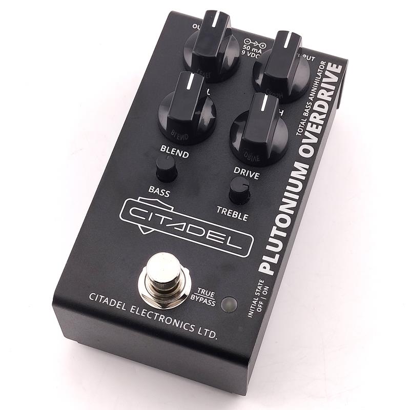 ■商品紹介元Marshallのテクニカル・ディレクターと元Darkglass Electronics 最高技術責任者が設立した気鋭ブランド「Citadel Electronics」ベース用オーバードライブ！Citadel Electronicsは、Santiago AlvarezとTommi Otsavaaraの2人によって設立されました。Marshallのテクニカル・ディレクター兼アンプ・デザイナーであったSantiago Alvarezは、Yngwie Malmsteen、Slash、Joe Satrianiといったアーティストのためにアンプを設計／開発することで、現代のギター・ミュージックに重要な役割を果たしてきました。また、コンサルタントとして業界の著名な企業数社で働いた豊富な経験を持っています。一方、Darkglass Electronicsの最高技術責任者を務めていたTommi Otsavaaraは、ベースギター・エフェクターとアンプの設計で知られています。彼は多くの Darkglass Electronics 製品の設計をはじめ、Quad CortexやNeural DSPの初期プラグインの開発にも貢献した人物です。彼らはこの新しいブランドで、優れた設計、技術的専門性、そして実用的な革新性を重視した製品づくりへのアプローチを体現しています。本機Plutonium Overdriveは、Citadel Electronicsの開発チームが長年培ってきたベース・ペダルにおけるノウハウを惜しみなく投入した、ベース専用のアナログ・オペアンプに基づくディストーションです。独自の CRUSH コントロールは、パンチの効いたローエンドを含むクリスピーなディストーションと、厚みとあたたかみのあるファズをシームレスに調整し、モダンさ、オーガニックさを感じられる幅広いトーンを実現しています。僅かな使用感はございますが、動作は問題無くお使いいただけます。付属品：箱保証：保証無し現状販売検索キーワード：イケベカテゴリ_エフェクター_ベース用エフェクター_ベース用ディストーション・オーバードライブ_Citadel Electronics_ユーズド SW_Citadel Electronics_ユーズド JAN:2500080947106 登録日:2026/10/20 シタデルエレクトロニクス