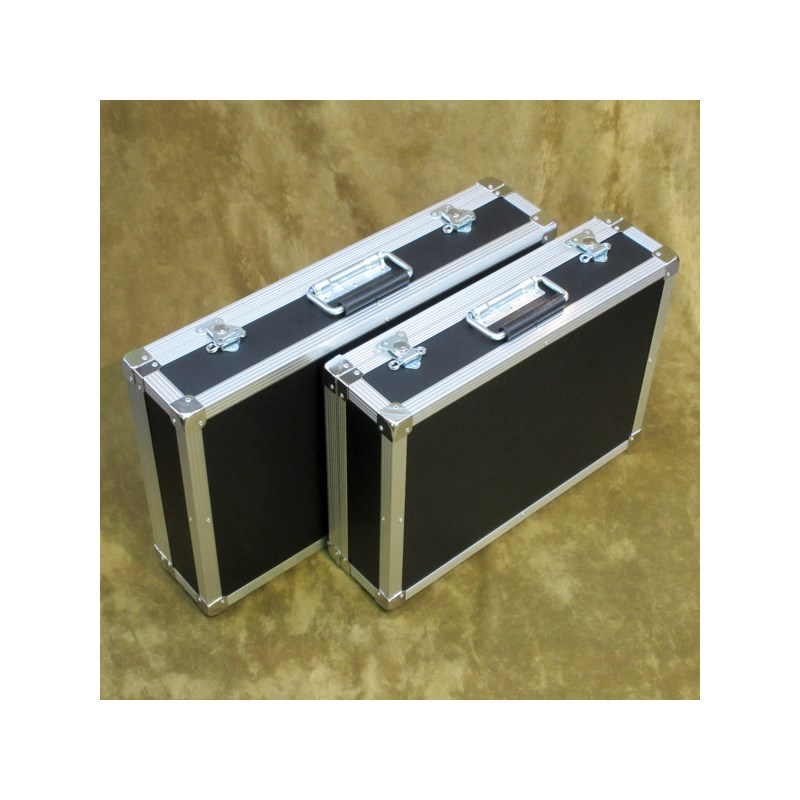 ■商品紹介イケベオーダーのオリジナル・エフェクトボード。軽量ながら高い耐久性を誇ります。サイズ：545W×345D×20H+80H/mm※画像奥※蓋裏などの機能に関係の無い細部の作りにムラがございます。※開閉時の画像はEC460を流用検索キーワード：イケベカテゴリ_エフェクター_エフェクトボード・ラックケース_エフェクトボード_EXCEL_新品 SW_EXCEL_新品 JAN:2520600022564 登録日:2009/09/29 エフェクトボード エフェクトケース エフェクターケース