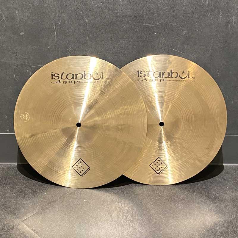 ■商品紹介トルコシンバル選定品2026＜Traditional Series＞シンバル発祥の地トルコでの伝統的な手法を忠実に守り続けたイスタンブールのスタンダードなモデル。代々伝わる特殊配合の合金から、一枚一枚職人たちの手で入念にハンマリングされ柔らかさを持ちながら明るさとキレの良さといったモダンサウンドのテイストを取り入れている代表的なモデル。繊細で柔らかいタッチのDark Hihatsが入荷しました！サイズ：14インチウェイト（実測値）：Top 約945g / Bottom 約1080g※店頭にて試打を解禁しております為、細かな傷や打痕などが発生する場合がございます。予めご了承ください。検索キーワード：イケベカテゴリ_ドラム_シンバル_ハイハット_Istanbul／Agop_新品 SW_Istanbul／Agop_新品 JAN:8697755700518 登録日:2026/02/27 シンバル イスタンブール アゴップ