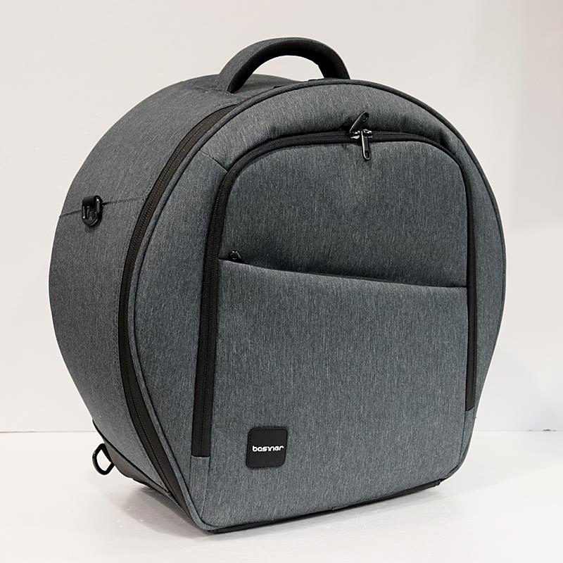■商品紹介☆中古品☆basiner ACME Snare Bagの中古品が入荷いたしました。使用感はほぼ無く、新品同様のコンディションです。＜ACME-SN＞ACME スネアバッグは、ドラマーのニーズを満たす保護性能、雨天対策、収納機能、全てを兼ね備えています。付属のスペーサーを使用して、様々なスネアドラムにカスタムフィットさせることができ、7.5×15インチサイズのスネアまで収納可能です。外側は耐摩擦、撥水性に優れたファブリックを使用。アクセサリーの収納に便利なフロントポケットは、マルチコンパートメントタイプの整頓がし易い設計になっています。＜内寸＞直径: 15インチ / 深さ: 7.5インチまでのスネアが収納可能＜重さ＞約1.7kg＜特徴＞- 耐摩擦、撥水性に優れたファブリックを使用- 取り外し可能なショルダーストラップはスタイルに合った持ち運び方を選択可能- カスタムフィット用のスペーサー付属- マルチコンパートメントタイプのポケットで、アクセサリーの整理も容易カラー：Charcoal Grey検索キーワード：イケベカテゴリ_ドラム_ドラムケース_basiner_ユーズド SW_basiner_ユーズド JAN:2500210904986 登録日:2026/08/03 ドラムケース ベイシナー