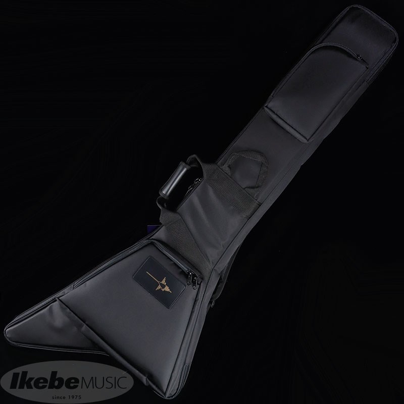 ■商品紹介NAZCA Protect Case for Guitar耐久性抜群の素材を使用したエレキギター用高級ギグケースナスカ・プロテクトケース。多彩なカラーバリエーションや内容量の大きいポケットとダブルショルダーなど使い勝手が良く、独自の持ち上げ構造で背負ったときの体感重量が軽く感じられる魔法のケースです。コチラは人気の変形ギター、ランディV専用です。NAZCA PROTECT CASEは国内の工場で1本1本熟練した職人達による細かな手作業によって作製されています。販売開始とともに口コミで広まったクオリティーの高いケースは今も多くのユーザー、プロミュージシャンに受け入れられています。NAZCA PROTECT CASEの軽量かつ頑丈な作りの秘密は、パラシュート生地にも使われるナイロン素材の生地、軽量ウレタンを使用していること。これによって通常の生地よりも大幅な軽量化と強い耐久性を実現しています。また、落下・転倒時に最も衝撃が加わりやすい、ヘッド部とボディエンド部にはインナーパットを搭載。インナーパットには硬くて軽量なベルポーレン（1.5mm）と、20mm厚のウレタンをラミネートする事でケースの型崩れを防ぐとともに、ケース内部の空間をしっかりキープ。さらに不意な衝撃にもしっかり対策をしております。そんな頑丈なNAZCA PROTECT CASEではありますが、チャックなどの消耗品は長年仕様する事で壊れる可能性があります。しかし、NAZCA PROTECT CASEでは修理対応も受け付けられている上に、NAZCA PROTECT CASEをご購入されると1年間の保証が受けられるのです。購入から1年以内のチャックの不良、縫製のホツレ等があった場合、保証の適応となります。（※基本的に使用時に生じた破れ等は保証の範囲外になる可能性がありますのでご了承下さい。また、修理のご依頼はご購入店までお問合せ下さい。）ただ高級なケースを売るだけではなく、NAZCA PROTECT CASEでは購入後のケアもしっかり対応致します。カラー：Blackエレキギター(Randy V)用※特殊な仕様の楽器を収納する場合は事前にお問合せ下さい。【※ご注意】コチラの商品は受注生産モデルです。受注生産品はご注文確定後にメーカーで生産が開始されますので、納期に約1〜2ヶ月を要します。また、受注生産品は先にお支払いを頂く運びとなります為、代金引換はご利用できませんのであらかじめご了承下さい。検索キーワード：イケベカテゴリ_楽器アクセサリ_ケース_エレキギター用ケース_NAZCA_新品 SW_NAZCA_新品 JAN:4560184900276 登録日:2013/09/26 ギターケース