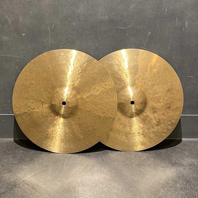 ■商品紹介トルコシンバル選定品2026＜-30th Anniversary-＞トルコのシンバル製作において最も古い製法で再現された30周年記念モデル。独自の手作業で形作られたカップ部と全体に複雑に広がる丁寧で深いハンマリング、独自の形状とエイジングプロセスで仕上げられることにより、他にはない古（いにしえ）の最高峰モデルとして高い評価を受けています。その中で、発売初期の頃にあった厚めの個体を望む声が世界各国から集まったことにより、改めてシリーズの原点に焦点を当て、繊細でダークなサウンドをより際立たせるミディアムライド、ミディアムハイハットが発売となりました。サイズ：14インチウェイト（実測値）：Top 約905g / Bottom 約1055g※店頭にて試打を解禁しております為、細かな傷や打痕などが発生する場合がございます。予めご了承ください。[W2_product_5_drum_20240202132032.xlsx]W2_product_5!$J$13574検索キーワード：イケベカテゴリ_ドラム_シンバル_ハイハット_Istanbul／Agop_新品 SW_Istanbul／Agop_新品 JAN:8697755729175 登録日:2026/02/27 シンバル イスタンブール アゴップ