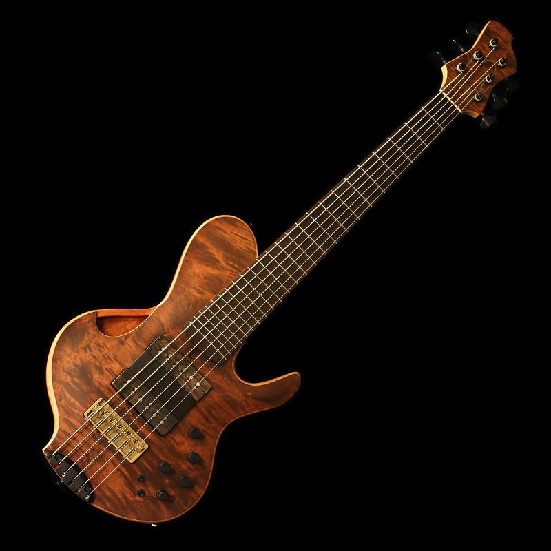 ■商品紹介ジャズベースの極みを目指し、ルシアーとミュージシャンが理想を形にした『Collectera』異なる世界を生きるルシアーとミュージシャン。ルシアー西垣祐希とベーシスト宮地遼の交流は、2019年、Nishgaki Guitars 初のセミホロウベース「TEMPESTA」の共同開発から始まりました。その後、互いの音楽、楽器に対する探究を深く共有し、未だ存在しなかった、求めてやまない夢のような楽器の理想に辿り着きます。妥協なきやり取り、途方もないトライを重ね、ショートスケールベース「S1」、セミホロウギター「Faro」という一つの理想を体現した楽器を完成。多くの人に、より豊かなミュージックライフと、演奏者自身の可能性を広げていく喜びを共有するために、理想の楽器を生み出し続けることを誓い、「Collectera」という新たなブランドが誕生しました。「Collectera S-1」は、14.2インチのフルサイズ・ボディ、777ミリのショート・スケールを基本仕様に設計されており、ロングスケール弦を使用可能な独自の構造を具現化するために専用設計されたハードウェアと、カスタム・エレクトロニクスを搭載しています。本器「S1-SH」はセミホロウ・ボディを採用。絹のように艶やかで豊かな低音を指のタッチ一つでコントロールする全く新しい演奏体験を提供します。職人の手加工による滑らかな曲線美に加え、塗装に藍染や漆を用いるなど「和」のテイストも取り入れており、日本らしい奥ゆかしさが楽器の佇まいから感じられます。ジャズギターに見られる箱モノのスタイルを、高い実用性を伴ったベースとして見事に昇華させており、アンサンブルを支えるタイトなローエンド、ふくよかな響きを持たせた高音弦によるメロディやコードワークなど、6弦を知り尽くしたプレイヤーの要望が随所に反映されています。また、ショートスケール特有の適度なテンションによる弦のコントロールのしやすさも、高いプレイアビリティに大きく貢献しています。プレイヤーの想像力を加速させる、豊かなサウンドと高いプレイアビリティを兼ね備えた新たなショートスケールベース。すべてのベーシストに、未だ見ぬ可能性を提示するギアです。＜付属品＞ギグケース、調整用レンチ■仕様詳細SPECIFICATIONSBody structure: Semi HollowBodyTop: Flame Tochi 2PBack: Mahogany 1PNeckNeck Joint: Bolt-onNeck: Flame Maple + Hard Maple 3PFret Board: EbonyInlay: M.O.PStrings: 6-Strings， 17mmScale: 30.6inch (777mm)Fret: 24F / Jescar 47095Fingerboard Radius: 16RFinish:?Thin-UrethaneColor: Antique BrownHardwareColor: BlackTuning Machines: GotohBridge: Collectera Signature BridgeTail Piece: Collectera Modern StyleElectronicsPickups: Collectera SC Custom Humbucker (Wood)Preamp: Collectera ES Module (18V)Controls: 1 vol，1 Balancer，1 tone，3 Band Equalizer (High-Mid-Low)，Preamp ON-OFF SW， 3way Mid Frequency SWKnobs: Collectera Designed knobWeight: ≒5.0 kg検索キーワード：イケベカテゴリ_ベース_エレキベース_その他ベース一般_Collectera_新品 SW_Collectera_新品 JAN:2500030841089 登録日:2026/02/02 エレキベース コレクテラ