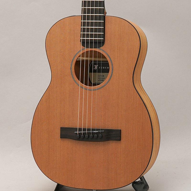 ■商品紹介〜画期的な折りたたみ式トラベルギターリトルジェーンが入荷！！〜1981年、旧チェコスロバキア領でブルーグラスミュージシャンにより設立されたフォルヒギターズ！！岡崎倫典さん、中川イサトさん、岸部眞明さん、UK（MOROHA）さん等、錚々たるアーティストに使用される今話題のブランドです！ヨーロッパを代表するブランドの一つとして主にフィンガースタイルのギタリストに愛されるフォルヒ。その造りの丁寧さ、美しい仕上げ、洗練されたサウンド、滑らかな弾き心地、数多のミュージシャンに使用されるのに十分な理由のある素晴らしいギターです。フォルヒギターが生みだした画期的な折りたたみ式トラベルギターリトルジェーン！！本器「Little Jane LJ10-CM」は、ウェスタンレッドシダートップにアフリカンマホガニーサイドバックの定番モデルとなります。このサイズでも妥協なくオール単板ボディを採用。抱えやすいミニサイズボディに、615mmスケール、45mmの幅広ナット仕様で、折りたたむと少し大きめなのリュックサイズで持ち運べます。弦を張ったまま組み立てと折りたたみができ、飛行機の機内持ち込みも可能！！また、このサイズながら驚くほどふくよかでダイナミックなサウンド奏でるところはさすがの一言。シダートップ特有の柔らかく情緒的なニュアンスが大変心地良く、ミニギターであることを忘れて弾き込んでしまう魅力があります。バックパックサイズで持ち運べるので、いままでギターを持っていくのには億劫に感じていた場所も楽々です。これまでにない画期的なミニギター！！「いつでも、どこでも...」本格的なサウンドを気軽に持ち運んでみませんか？？※※※飛行機内へのお持ち込みは、ご利用される航空会社の規定を必ずご確認ください。飛行機内へのお持ち込みで起きたトラブルに関しましては、弊社は一切責任を負いかねます。■仕様詳細Top: Western Red CedarBack and Sides: African MahoganyNeck: African MahoganyBinding: TortoiseNut Width: 45mmFingerboard: EbonyBridge: EbonyScale Length: 615 mmTuner：Furch Machine String-Lock Chrome Gear Ratio 1:15Case：Original Back Pack Type Gig Case検索キーワード：イケベカテゴリ_アコースティック・エレアコギター_アコースティックギター_Furch_新品 SW_Furch_新品 JAN:2500020033203 登録日:2026/01/19 アコースティックギター アコギ ファルヒ