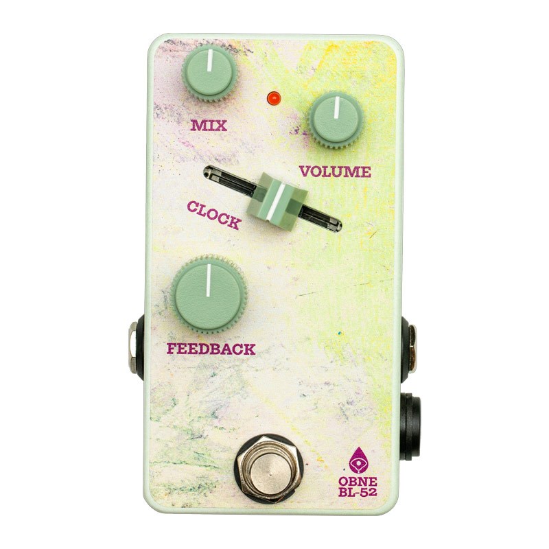 ■商品紹介「意志」の下に漂流し、躍動するリピート。クロック可変フェイズリピーター。ある点において、サウンドを説明することは、時間を説明することと同じだ。つまり、どちらも四次元的に不可解ってことだ。もちろん、これは充分に理解できる。時間とサウンドは混ざり合っているし、周波数はある一定期間しか存在しない、とか。僕たちはオールパスフィルターについて、そして君と僕についてたくさんの時間を費やして考えた。異なる時間関係で、どのように周波数が通過されるか。デジタルの領域において、どうやってフェイザーやリバーブが作られるか。それはどれだけ記憶領域があるか、つまり四次元とどう関わるのか...みたいなね。Old Blood Noise EndeavorsのBL-52 Phase Repeaterは、フェイザーのようであり、ディレイのようであり、リバーブのようでもあります。「時間（クロック）」によって定義されるエフェクトの限界を更に押し上げる分類不能のクリエイティブ・デバイスであり、そのサウンドは従来の枠組みを超越し、完全に独自のカテゴリーを作り上げています。フェイズ回路にディレイを融合し、位相モジュレーションに影響するタイムストレッチを自在に制御。流体フェイザー、拡散するマルチタップディレイ、水彩画のように滲むリバーブ。そして全てを混合したような、中間のサウンド。空間のサイズや素材が常に変化するような、特殊な雰囲気を生みます。どうプレイするかは貴方次第。固定観念を捨てて、自由にキャンバスへ筆を走らせて下さい。■仕様詳細・モノラルイン/モノラルアウト・ペダル全体のあらゆる要素を決定する、クロックコントロール。シグナルの解像度を左右するサンプルレート、フェイズリピートのタイミング、そしてリピートの滲みを形成するLFOの速度が多角的に変化。・ディケイやトレイルに影響するFeedbackコントロール。波のように寄せては返す不可思議な残響を形成。・ドライ/ウェットの比率を設定するMixコントロール。・全体の音量を設定、補正にも使えるVolumeコントロール。・ソフトタッチ/トゥルーバイパスフットスイッチ・110mA、9VDCセンターマイナス。検索キーワード：イケベカテゴリ_エフェクター_ギター用エフェクター_モジュレーション系_フェイザー_OLD BLOOD NOISE ENDEAVORS_新品 SW_OLD BLOOD NOISE ENDEAVORS_新品 JAN:4573633580547 登録日:2024/02/04 エフェクター コンパクトエフェクター ストンプボックス
