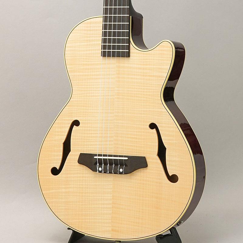 ■商品紹介当店オーダーによる、K.ヤイリKYFエレガット！カタログモデルには無い仕様がイケベオーダーで実現！〜K.Yairi〜「メイド・イン・ジャパンを、岐阜県可児市の工房から」をかかげ、そのクラフトマンスピリッツを30人ほどの少数精鋭の手工生産のスタイルを1970年代から守ってきた日本のブランドK.YAIRI。カスタムモデルから価格を抑えたモデルまで幅広くラインアップをておりますが、全て日本製というこだわりは、日本は勿論のこと世界でも人気があり、全世界にファンがいるブランドです。〜KYF Electric Series〜スモールボディにリアルなサウンド。ボーダレスなハイブリッド・アコースティック「KYF」は、K.ヤイリらしいという表現が相応しい伝統と革新を融合したようなモデルです。どなたでも抱えやすくて弾きやすい小柄で薄胴のFホールを持ったアコースティックギターですから、どこでもポロンと暖かいサウンドを奏でることができます。サイズの小さいアコースティックギターなので絶対的な音量はありませんが、それを補ってあまりあるFishman Presys+ピックアップシステムを搭載していますので、機能性の高いエレガットとしてもオススメいたします。人気の定番モデル「K.Yairi KYF」モデルのナイロン弦バージョン。以前イケベ楽器のオーダーにて実現をしたスペシャルオーダーモデルですが、ご好評につき完売の後長らく時間が経っておりました。このKYFナイロンは仕様的に製作が難しく、実現までに時間が掛かっておりましたが... 池部楽器とK.Yairiとのパートナーシップと協議の末に復活を果たすことができました！！CE-3と同じくナット幅45mmを採用したイケベの特注仕様で、小振りなボディの組み合わせと相まって、アコギやエレキギターから持ち替えても違和感が少なくスムーズにお使いいただけます。トップ材には、当店の担当者が岐阜のヤイリ工房まで赴き材料選定を行ってセレクトした素晴らしいメイプル材が使用されております。レスポンスと立ち上がりの良さと、太く艶やかな音色が特徴で、歌モノのバッキングからジャズ的なアプローチまで最高のトーンを奏でます。ハウリングも起こりづらい構造ですので、使い勝手と演奏性が抜群のエレガットとして、ステージ上でも即戦力となってくれるでしょう！！万を持して復活をしたスペシャルモデル。お見逃しなく！■仕様詳細-SPEC-Top : Factory Hand Selected MapleSide&Back : MapleNeck : MahoganyFingerboard : EbonyBridge : Ebonyスケール(弦長) : 645mmナット幅 : 45mm全長 : 970mmボディ巾 : 345mmP.U. System : Fishman Presys+ギグケース付属検索キーワード：イケベカテゴリ_アコースティック・エレアコギター_エレガット_K.Yairi_新品 SW_K.Yairi_新品 JAN:2500020698426 登録日:2025/12/22 エレアコ Kヤイリ ヤイリ ヤイリギター