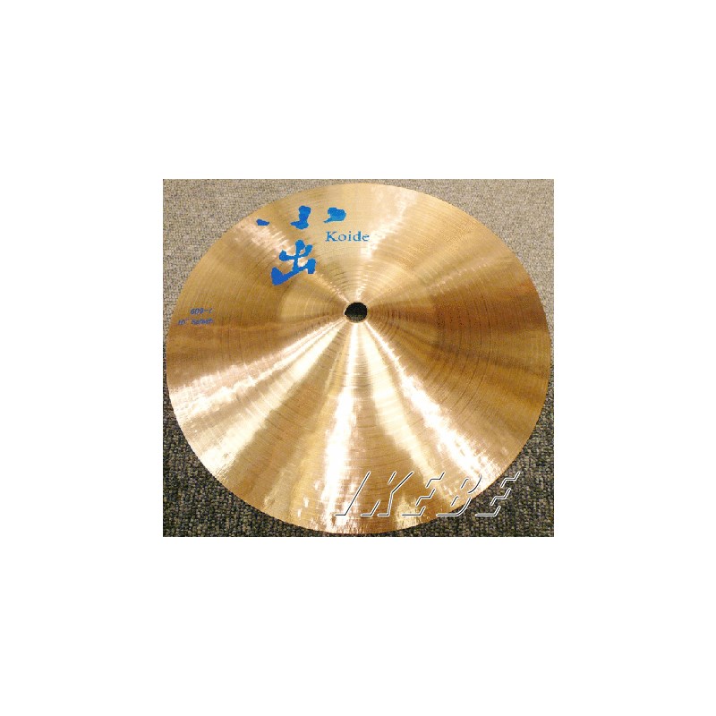 ■商品紹介【日本で唯一のシンバルメーカー「小出 Koide」】＜小出 Koide＞日本ならではの金属加工技術と経験。小出シンバルは長年培ってきた技術や経験をもとに製造する、国内唯一のシンバルメーカーです。奥行きのある響き、やわらかな響き、幅広い響き・・・クオリティの高い響きを常に追求し、奥深いシンバルのサウンドを創り出しています。＜609シリーズ＞トルコ製B20アロイを使用し、丹念なハンマリングで仕上げられた、これからのキャストシンバルのスタンダードと成るべく誕生した、全てのプレーヤーにお勧めのシンバルです。＜Splash＞一瞬のきらめきは、弾けるようなアタックです。サイズ：10検索キーワード：イケベカテゴリ_ドラム_シンバル_スプラッシュ_小出 koide_新品 SW_小出 koide_新品 JAN:4560259040210 登録日:2009/09/29 シンバル コイデ