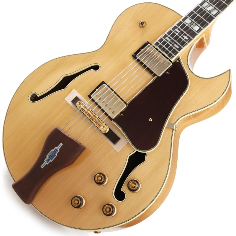 ■商品紹介George Benson Signature Model上位機種「LGB300」から多くの仕様を受け継ぎつつも、リーズナブルな価格を実現した、ジョージ・ベンソン・シグネチャーナチュラルカラーモデル！・LGB300を踏襲したマテリアル仕様。ボディ・トップ材はスプルースを使用、サイド & バック材は杢目が美しいフレームメイプルへグレードアップ。指板はエボニー材を使用。ヴァイオリンやアコースティック・ギターにも使用され、振動伝達に優れ癖のないナチュラルなトーンが特長のスプルース材をトップに使用。単なるメイプル材ではなく、杢目が美しく、クリアでアタックのあるトーンが特長のフレーム・メイプル材をサイド/バックに使用しています。エボニー指板は、素早い音の立ち上がりと豊かなサステインが特長です。・クセが少なくナチュラルな鳴りで定番の牛骨ナット・Artstar フレットエッジ・トリートメントLGB300にも施されている、フレットエッジを球面加工することで運指時のストレスを軽減。一段上の弾き心地を確かめてみてください。・70年代後半からIbanezのオリジナル・ピックアップとしてプロの定評を集めてきたSuper'58ピックアップアルニコ・マグネットを採用し、ウォームなトーンとレスポンスの良さが心地よい定番ピックアップです。・Gibraltar Artist ブリッジサドルの前後調整ネジをテールピース側に配置した構造のAluminum製ブリッジです。テールピース側からドライバーを差し込む構造を採用したことで、サドルの前後調整をより簡単に行うことができます。・Sure Grip III（シュアグリップ）ノブナンバリング（目盛）が施されたノブの上部に、滑りを防止するゴム製グリップを装着しています。コントロールのしやすさと視認性の高さを両立します。・SPOTモデル※画像はサンプルです。製品の特性上、杢目、色合いは一本一本異なります。■仕様詳細SPECSNeck type: LGB30 3pc Nyatoh/Maple set-in neckBody: Spruce top / Flamed Maple back & sidesFretboard: Bound Ebony fretboard w/Acrylic & Abalone block inlayFret: Medium frets w/Artstar fret edge treatmentNut: BoneBridge: Gibraltar Artist bridgeTailpiece: LGB30 tailpieceNeck pickup: Super 58 (H) neck pickupBridge pickup: Super 58 (H) bridge pickupHardware color: GoldString gauge: .011/.015/.022w/.030/.040/.050 (D'Addario ECG24 Flatwound)Neck DimensionsScale: 628mmWidth at Nut: 43mmWidth at Last Fret: 56.3mmThickness at 1st: 20mmThickness at 9th: 22mmRadius: 305mmRBody DimensionsLength: 19 1/2Width: 15 3/4Max Depth: 3 3/4ハードケース付属◆Color:・NT (Natural)検索キーワード：イケベカテゴリ_エレキギター_フルアコ_Ibanez_新品 SW_Ibanez_新品 JAN:4515276765493 登録日:2022/06/17 エレキギター アイバニーズ イバニーズ