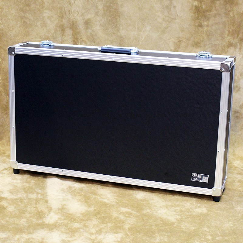 ■商品紹介奥行きを持たせたパルス製の頑丈なエフェクトボード。ループスイッチャーを使用される方や、2列でエフェクターを使用されたい方に最適。底板はフラットに置けます（※サブ画像参照）内寸：695W×395D×100D/mm※蓋裏などの機能に関係の無い細部の作りにムラがございます。※設置面のフェルト材は修理交換可能です。別途お見積もり致します。検索キーワード：イケベカテゴリ_エフェクター_エフェクトボード・ラックケース_エフェクトボード_PULSE_新品 SW_PULSE_新品 JAN:2520600022441 登録日:2019/10/20 エフェクトボード エフェクトケース エフェクターケース