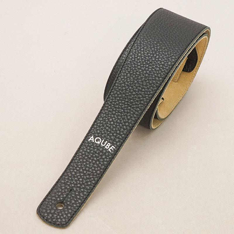 ■商品紹介【AQUBE MUSIC PRODUCTS】東京・浅草のクラフトマンシップと、20年以上の製造経験に裏打ちされたレザーブランド。ミュージシャンと共に追求し続けている機能美を、すべてのプロダクトに。上質な革がもたらす心地よさと確かな存在感。持つ人のスタイルを引き立てる、洗練されたレザーアイテムを提案します。AQUBE（アクビ）のブランド名の由来は「Artist/Quality/Beauty」の頭文字から...　-Artist-AQUBE で手がける商品は、第一線で活躍するアーティストと一緒に開発することを心がけています。　-Quality-過酷なスケジュールや長時間のライブでも、しっかりとサポートできるクオリティを追求しています。　-Beauty-厳選した素材、多彩なカラーとデザインで、ステージをスタイリッシュに演出する美しさを表現しています。【AQUBE Original Guitar Strap】有名ブランドの靴製作も担う工場の確かな技術力を背景に、厳選された上質な天然皮革を用いて一本ずつ丁寧にハンドメイドで製作するストラップ。エレキギター、アコースティックギター、ベースはもちろん、エレガット等の使用にもおすすめです。新品時から驚くほど身体に馴染む柔軟性と、長時間のステージを支える高い機能性は、ジャンルを問わず幅広いプロミュージシャンから絶大な支持を獲得。実力派の製品として今、大きな注目を集めています。-仕様-表革素材：SHRINK（牛本革）裏革素材：SUEDE（牛本革）表革カラー：Black裏革カラー：Cappuccino幅：WIDE / 100mm長さ：L / 117〜141cm厚さ：約4.5mm生産地：東京都浅草■TailSlim（エレアコ専用テイル）「あれ？エンドジャックにストラップ、きつくて入らない…？」そう思ったことはありませんか？TailSlim（テイルスリム）は、L.R.BaggsやFishmanなどのピックアップを搭載したエレアコのエンドジャックに最適なサイズ設計。厚みのあるストラップでは装着しづらいエレアコにもスムーズに取付が可能です。※お使いのエンドジャックに適合しない場合もございます。お気軽にお問い合わせください。■SHRINK（シュリンク）革について表面に使用されるシュリンク革は、創業40年以上の歴史を誇るイタリアの老舗タンナーFonpelli社製造のプレミアムレザーです。革本来の味わいである天然のシボと、ソフトな肌触りが特徴。美しくモダンな風合いで、お使いのギターをスタイリッシュに引き立ててくれます。革本来の美しさを大切にしているため、くぼみや凹み、大きなスジなどがある場合がございます。■SUEDE（スエード）革について裏面に採用しているSUEDE革は、細かな毛羽が滑りにくく、落ち着いたプレイスタイルやヘッド落ちなどの対策にも人気です。摩擦により多少表面の繊維が落ちますので予めご了承ください。革本来の美しさを大切にしているため、多少の色移り・オイル移り等の可能性があります。予めご了承ください。※こちらのストラップはこちらの製品は天然皮革を使用しております。細かい傷や色ムラは天然皮革ならではの特性ですのでご了承ください。※皮革の性質及び水分や湿気、発汗、摩擦により色移り・色落ちする場合がございます。淡色の衣類をご着用の場合はご注意ください。検索キーワード：イケベカテゴリ_楽器アクセサリ_ギターストラップ_AQUBE MUSIC PRODUCTS_新品 SW_AQUBE MUSIC PRODUCTS_新品 JAN:2500040851603 登録日:2026/09/09 アクビミュージックプロダクツ アクビミュージックプロダクト アクビ