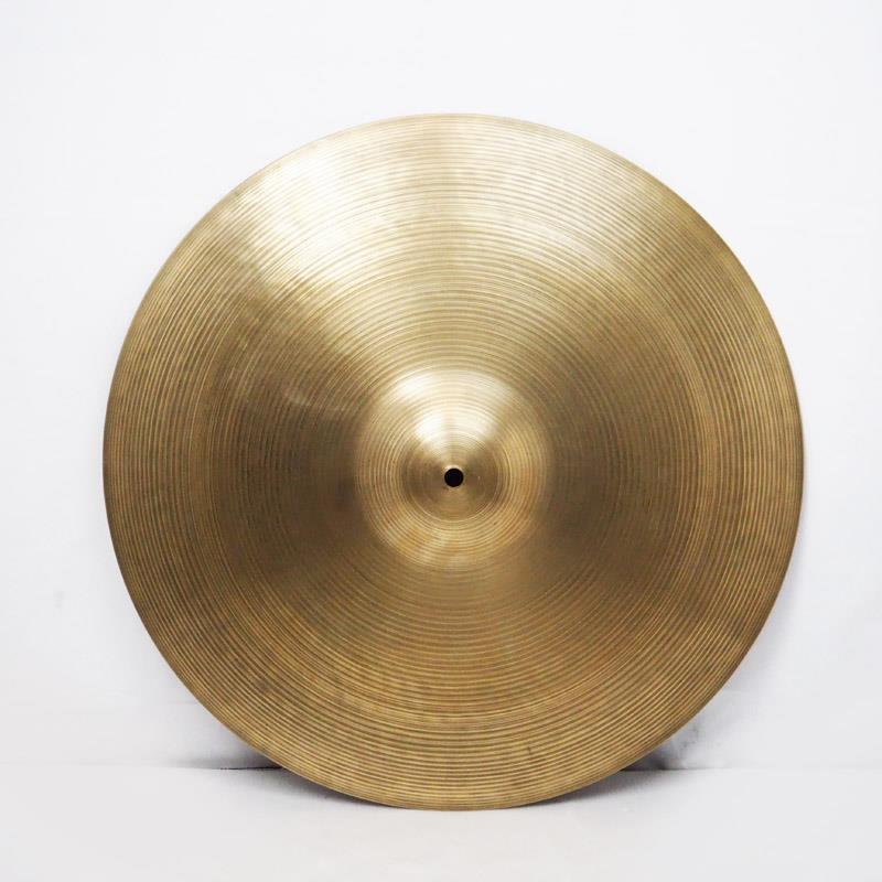 ■商品紹介【1960代製造と思われるAジルジャン20インチライドシンバルが入荷！】A Zildjian【Bright Full bodied + Natural 〜気取らない成熟感、応用自在〜】ベートーベンからビートルズまで、音楽の歴史と共に歩んできた全てのシンバルの基本、世界で最も愛されるオリジナルジルジャンシンバル。ハイハット・ライド・クラッシュなどのシンバルの呼び名も、このAジルジャンシンバルにネーミングされ現在に至る。まさにコンテンポラリー・ドラミングの歴史そのものがここにある。こちらは1960年代製造と思われる個体で、ウェイトからミディアム・ライドに相当するモデルと推測されます。明るいスティックサウンドと落ち着きのあるトーンを兼ね備え、レガートと共に豊かな倍音が得られます。鮮明で響きのあるカップ音とパワフルなクラッシュサウンドも併せ持ちます。サイズ：20インチ※ヴィンテージ品のため、年代相応のキズや汚れなどがございます。予めご了承くださいませ。検索キーワード：イケベカテゴリ_ドラム_シンバル_ライド_Zildjian_A Zildjian_ユーズド SW_Zildjian_ユーズド JAN:2530800017482 登録日:2026/04/15 シンバル ジルジャン Aジルジャン