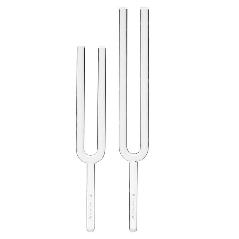 ■商品紹介＜TCM Crystal Tuning Forks＞TCMクリスタル・チューニングフォークは、道教僧であり中国伝統医学（TCM）サウンドセラピーの専門家であり、MEINL Sonic Energy公式アンバサダーであるウッディ・ウーリンとの共同開発により生まれたサウンドセラピー・リラクゼーション・セルフケアツールです。二本のフォークはそれぞれ陰・陽の周波数に対応しており、頭・上半身の周りで優しく鳴らすことで気の流れを整えますTuning：陰/10.42 Hz、陽/126.22 H素材：本体/水晶、ロッド/シリコンコーティングガラスサイズ：陰/43.8 cm、陽/52.5 cmセット内容：ダブルレイヤーキャリングバッグ、クリスタルシリコンロッド×2（CSBRM）検索キーワード：イケベカテゴリ_パーカッション_その他パーカッション_MEINL_新品 SW_MEINL_新品 JAN:0842960115710 登録日:2026/05/03 パーカッション マイネル