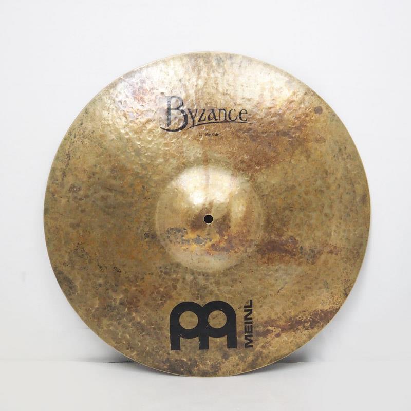 ■商品紹介【現在は生産完了となっている バイザンスダーク スカイライド 19インチの中古品が入荷！】〜Byzance Dark〜Byzance Dark シリーズのシンバルにはレイジング（音溝加工）を施さないため、本来のままの自然な外観と音質を味わうことができます。気取らないサウンドと極めて短いサスティンが特徴です。〜Sky Ride〜ユニークなサイズのダーク仕上げのライドシンバル。20インチのダークライドと同様の音の特徴を持ちながら、より高いピッチと素早いレスポンスを実現しています。サイズ:19インチ※こちらの商品は中古品のため、細かなキズや汚れなどがございます。予めご了承くださいませ。検索キーワード：イケベカテゴリ_ドラム_シンバル_ライド_MEINL_Byzance Dark_ユーズド SW_MEINL_ユーズド JAN:2500190037674 登録日:2026/04/15 シンバル マイネル ビザンス