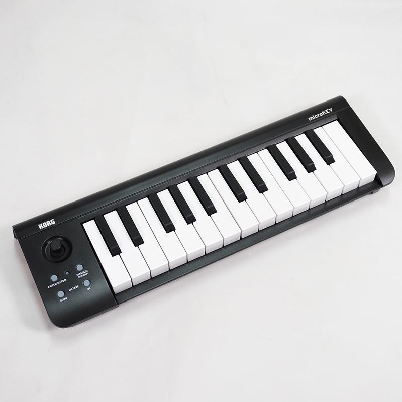 ■商品紹介メーカーB級品に付きアウトレット特価!!※箱に損傷や凹みがある場合があります。本体の傷や動作には問題はありません。-----microKORG XLやmicroARRANGERなどで好評を得ている、新開発のベロシティ対応ナチュラル・タッチ・ミニ・キーボードを搭載したコンパクトなUSB MIDIキーボードmicroKEYにバリエーションが増え新登場！従来の37鍵モデルに加え、よりポータブルになった25鍵モデルがラインナップに加わりました。またバンドル・ソフトウェア／ディスカウント・クーポンもこれまで以上に充実!microKEYは、手軽でコンパクト、かつ充実した音楽制作システムを構築したいミュージシャンに、ベストなUSB MIDIキーボードです。■microKEY-25の特徴・薄型でライトウェイト、USBバス・パワーで駆動するUSB MIDIキーボード。・高いポータブル性を備えた25鍵のベロシティ付きナチュラル・タッチ・ミニ・キーボード搭載。・オクターブ・シフト・ボタンとキー・トランスポーズを使えば、MIDI規格上のすべての音域をカバー。・高いコントロール性を生むアルペジエーター・ボタンや、サスティン／タップ・ボタン、ジョイスティックを搭載。・iPadと直接接続して使用可能（要Camera Connection Kit）。・ドライバーのインストールは不要。コンピューターと接続すれば直ぐに使用可能。・人気ソフトウェアのライセンス／ディスカウント・クーポンを数多くバンドル。■microKEY-25の仕様・鍵盤： 25鍵（ナチュラル・タッチ・ミニ鍵盤、ベロシティ付き）・コントローラー： ジョイスティック、アルペジエーター・ボタン、サスティン／タップ・ボタン・USB端子： B端子・電源： USBバス電源方式・消費電流： 100 mA以下・外形寸法： 395 (W) x 139 (D) x 54 (H) mm・重量： 650g・付属品： USBケーブル、KORG BUNDLE SOFTWARE PINカード■microKEYの動作環境◆Macintosh・対応：コンピュータ Mac OS X の動作環境を満たすUSBポートを搭載した Intel またはPower PCプロセッサのApple Macintosh・対応OS：Mac OS X 10.5以降◆Windows・対応：コンピュータ Microsoft Windows XP/Vista/7 の動作環境を満たすUSBポート搭載のコンピュータ・対応OS：Microsoft Windows XP SP3（32bit）、または Microsoft Windows Vista SP2（32bit、64bit）またはWindows7 SP1（32bit、64bit）検索キーワード：イケベカテゴリ_DTM_MIDI関連機器_MIDIキーボード_KORG_アウトレット SW_KORG_アウトレット JAN:2520100280136 登録日:2026/09/24 MIDIコントローラー コルグ