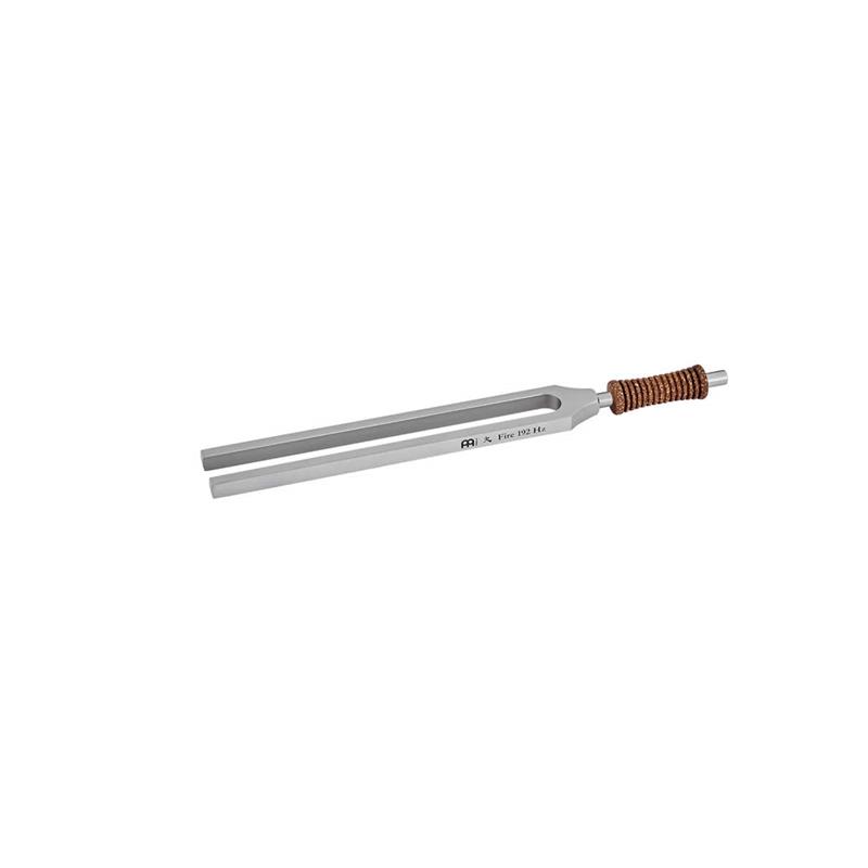 ■商品紹介＜TCM Therapy Tuning Forks＞TCMセラピー・チューニングフォークは、道教僧でありTCMサウンドセラピーの専門家であり、MEINL Sonic Energy公式アンバサダーであるウッディ・ウーリンとの共同開発により誕生しました。中国伝統医学（TCM）の叡智に着想を得て、気の自然な流れをサポートするよう設計されています。それぞれのチューニングフォークは、五行または陰・陽のいずれかに対応しており、サウンドセラピー、リラクゼーション、セルフケアのための包括的なツールとして活用できます。選択された経穴（ツボ）に当てて使用することで、心と身体のつながりをより深めます。＜TCMとは？＞中国伝統医学（Traditional Chinese Medicine／TCM）は、中国で数千年にわたり発展してきた包括的（ホリスティック）な体系です。これは身体・心・感情・自然といった内的世界と外的世界の調和を重視し、バランスの乱れを見極め、全体的なウェルビーイングを支えることを目的としています。TCMの中核にあるのが、気と呼ばれる生命エネルギーです。気は経絡（けいらく）と呼ばれる通路を通って流れ、生命活動を支えています。TCMにおいて陰と陽は、休息と活動、冷と温、静と動といった、相反しながらも互いに補完し合う力を表し、健康とは、陰と陽が動的なバランスを保っている状態にあると考えられています。TCMでは、五行（木・火・土・金・水）の理論も用いられます。それぞれの要素は、臓器・感情・季節・感覚と結びついており、相互に生み出す関係（相生）と抑制する関係（相克）の循環を通して作用します。この循環は、自然界と人間の身体がどのように調和を保っているかを反映しています。＜経穴（けいけつ／ツボ）とは？＞経穴とは、中国伝統医学（TCM）において気が出入り・循環する重要な体表上のポイントです。経穴は経絡に沿って分布しており、内臓とつながり、生理機能を調整する役割を担うとされるほか特定の身体的・感情的作用と対応しており、刺激することで身体本来の調整・回復メカニズムを活性化させるといわれています。現在、一般的に使用されている経穴は360以上記録されています。＜TCM Therapy Tuning Fork， Fire＞火 192 Hz / 神門（心経）HT7 - おやすみ前のリラックスタイムや不安な気持ちを穏やかに整えたいときに付属品：Cotton bag※使用上の注意本商品はウェルネスの向上を目的とするもので、医療行為の代替でなく、治療目的とするものでもありません。サウンドワークは、多くのプロセスにおいて補完的・支援的な実践となり得ますが、医療行為の代替ではありません。健康上の問題がある、またはその疑いがある場合は、直ちに医療従事者（医師・医療機関）にご相談ください。※TCMサウンドヒーリングにおける禁忌事項? 妊娠中の使用は避けてください。? 心臓疾患・ペースメーカーを使用している場合、胸部への使用は避けてください。? 精神疾患がある場合、医師にご相談のうえ使用してください。検索キーワード：イケベカテゴリ_パーカッション_その他パーカッション_MEINL_新品 SW_MEINL_新品 JAN:0842960113754 登録日:2026/03/10 パーカッション マイネル